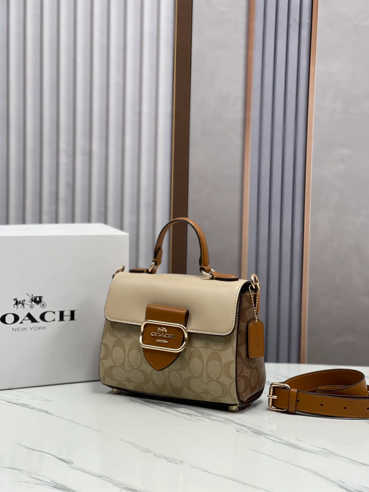 Top original order p480💰COACH new March new product morgan. CR327 cream white is super soft and a must-have for trendy fashionistas. The cream white bag is so easy to match and it is so soft. It can be matched casually to create a whole atmosphere. The capacity is also very large. It is completely ok to carry mobile phones and electronic treasures. Folding umbrellas are enough for daily commuting to work! Size 21/16/11.