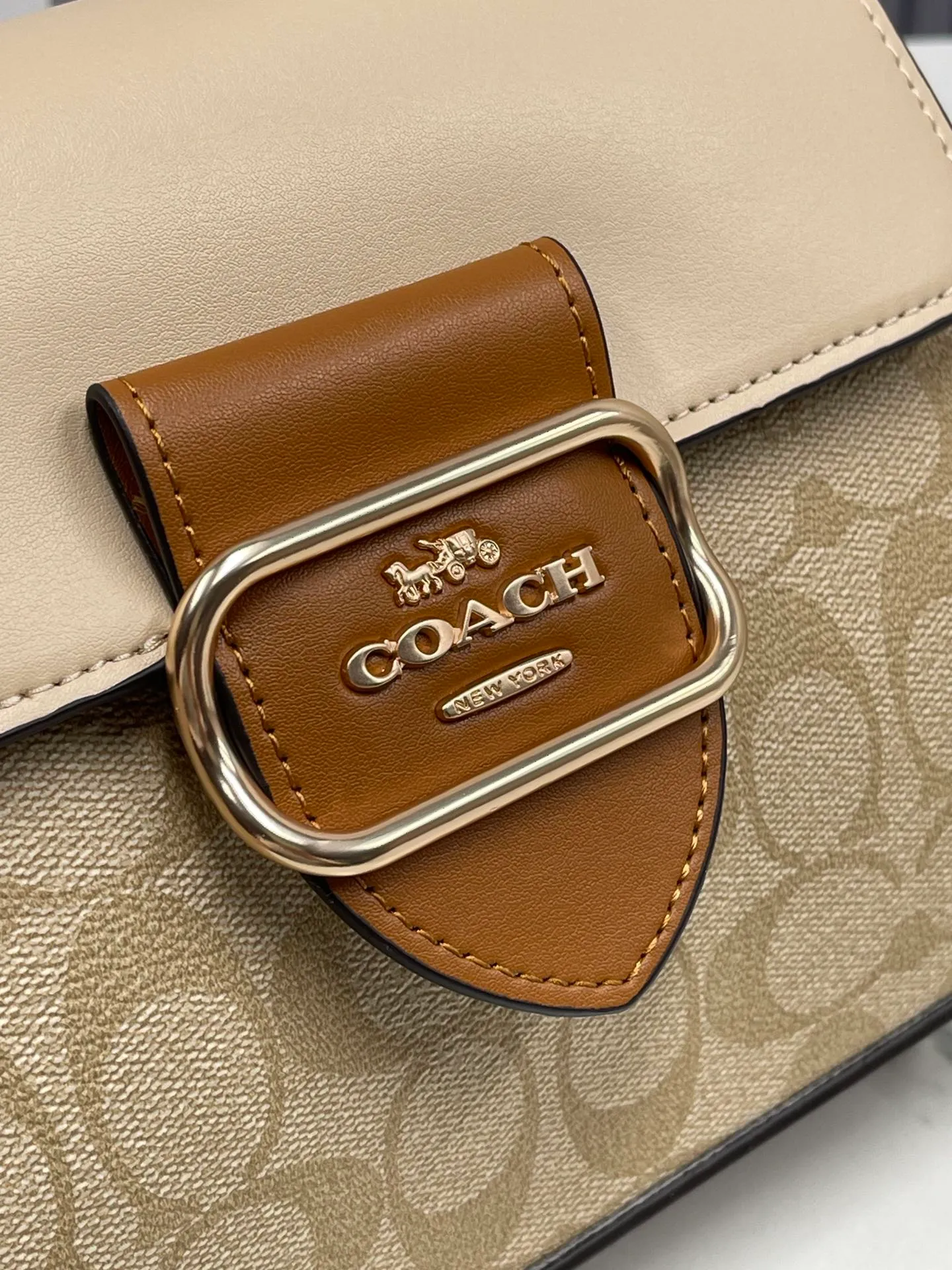 Top original order p480💰COACH new March new product morgan. CR327 cream white is super soft and a must-have for trendy fashionistas. The cream white bag is so easy to match and it is so soft. It can be matched casually to create a whole atmosphere. The capacity is also very large. It is completely ok to carry mobile phones and electronic treasures. Folding umbrellas are enough for daily commuting to work! Size 21/16/11.