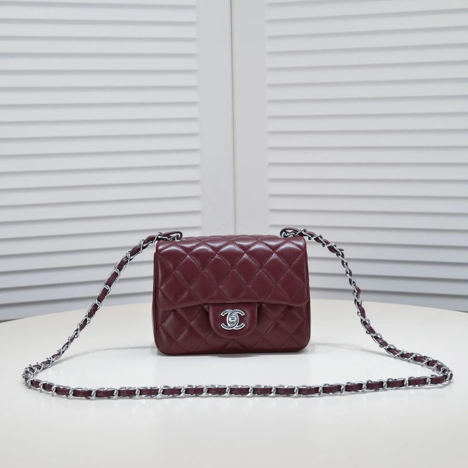 💰310￥Maroon Chanel🔺🚴🏼💸Choose high-quality sheepskin🌺Original split version to create one to one 💯The hand feel is first-class, 🌲The design inspired by the camera shape fully embodies perfection! [Qiang] [Qiang] Integrates art and practicality, [Ladybug] Gorgeous and low-key plump 💯📨📨Classic is irresistible, ♒ You have to receive it to understand ✈✈🍭🍭Insist on high quality and low price🐟🐟, model number: 1115, size: 17.5*13*5 cm