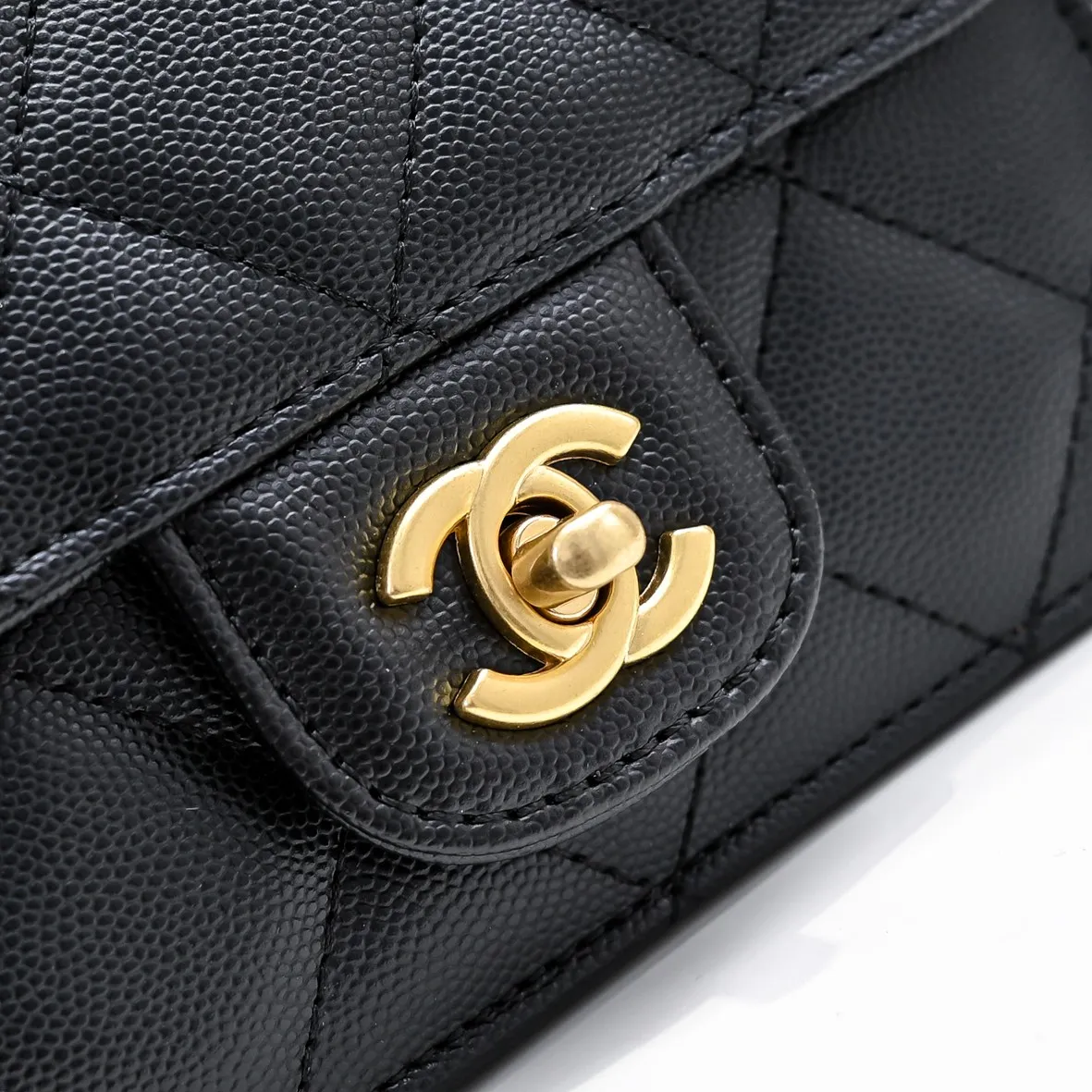 💰410￥Small size👑CHANEL24k new autumn and winter large, medium and small, unique texture of caviar cowhide. It can be carried by hand or cross-body. The shoulder strap is detachable. It can perfectly match every look of yours, whether it is for daily outings or important occasions. Its classicness and elegance make you stand out from the crowd. Small size: 16x11cm, style number: 1212