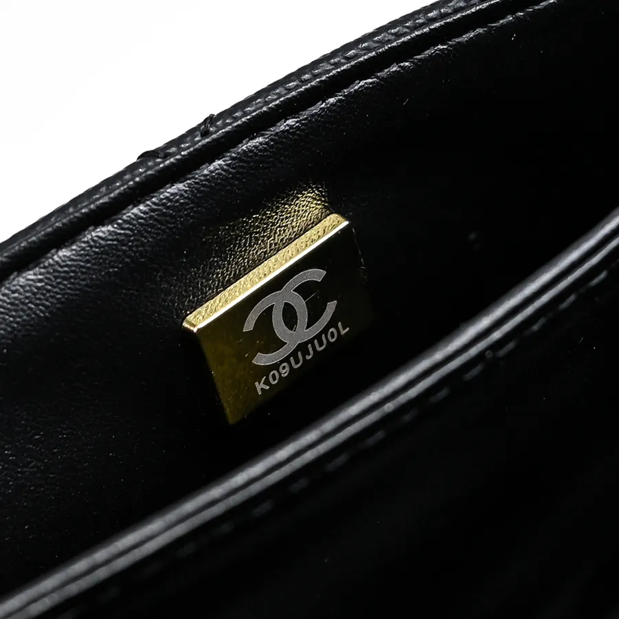 💰410￥Small size👑CHANEL24k new autumn and winter large, medium and small, unique texture of caviar cowhide. It can be carried by hand or cross-body. The shoulder strap is detachable. It can perfectly match every look of yours, whether it is for daily outings or important occasions. Its classicness and elegance make you stand out from the crowd. Small size: 16x11cm, style number: 1212