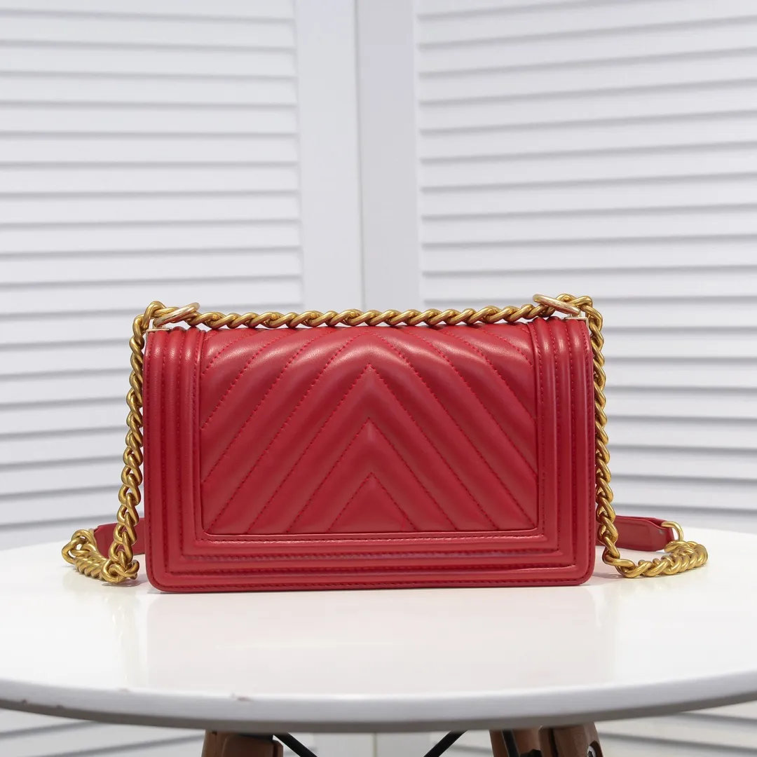 💰420￥ (Full sheepskin with original hardware) [Smile] Chanel Chanel 👑 Lambskin [Lightning] Thickened electroplated hardware accessories 🌈 Workmanship is comparable to the original order 💪 The bottom can be pinched Marks rebound, absolutely spot-on, real-life photos, fashionable and durable💪💪High-end quality, no pressure in and out of the drill cabinet💏, size 25*15*8cm, model number: 67086 gold V grid