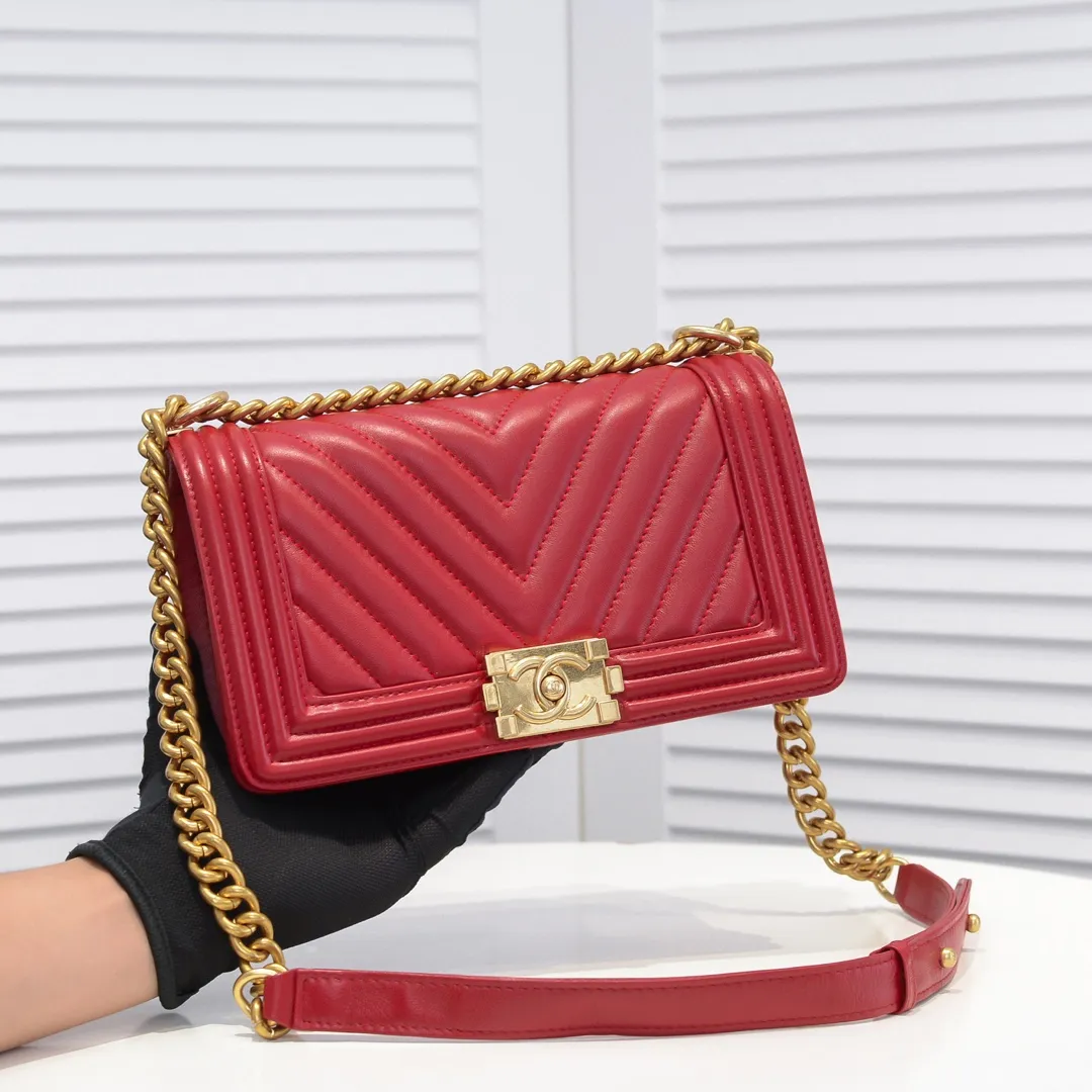 💰420￥ (Full sheepskin with original hardware) [Smile] Chanel Chanel 👑 Lambskin [Lightning] Thickened electroplated hardware accessories 🌈 Workmanship is comparable to the original order 💪 The bottom can be pinched Marks rebound, absolutely spot-on, real-life photos, fashionable and durable💪💪High-end quality, no pressure in and out of the drill cabinet💏, size 25*15*8cm, model number: 67086 gold V grid