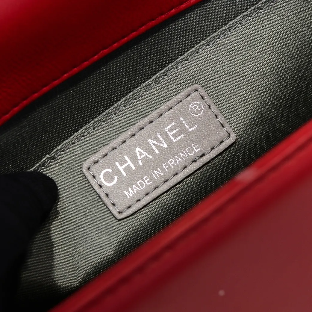 💰420￥ (Full sheepskin with original hardware) [Smile] Chanel Chanel 👑 Lambskin [Lightning] Thickened electroplated hardware accessories 🌈 Workmanship is comparable to the original order 💪 The bottom can be pinched Marks rebound, absolutely spot-on, real-life photos, fashionable and durable💪💪High-end quality, no pressure in and out of the drill cabinet💏, size 25*15*8cm, model number: 67086 gold V grid