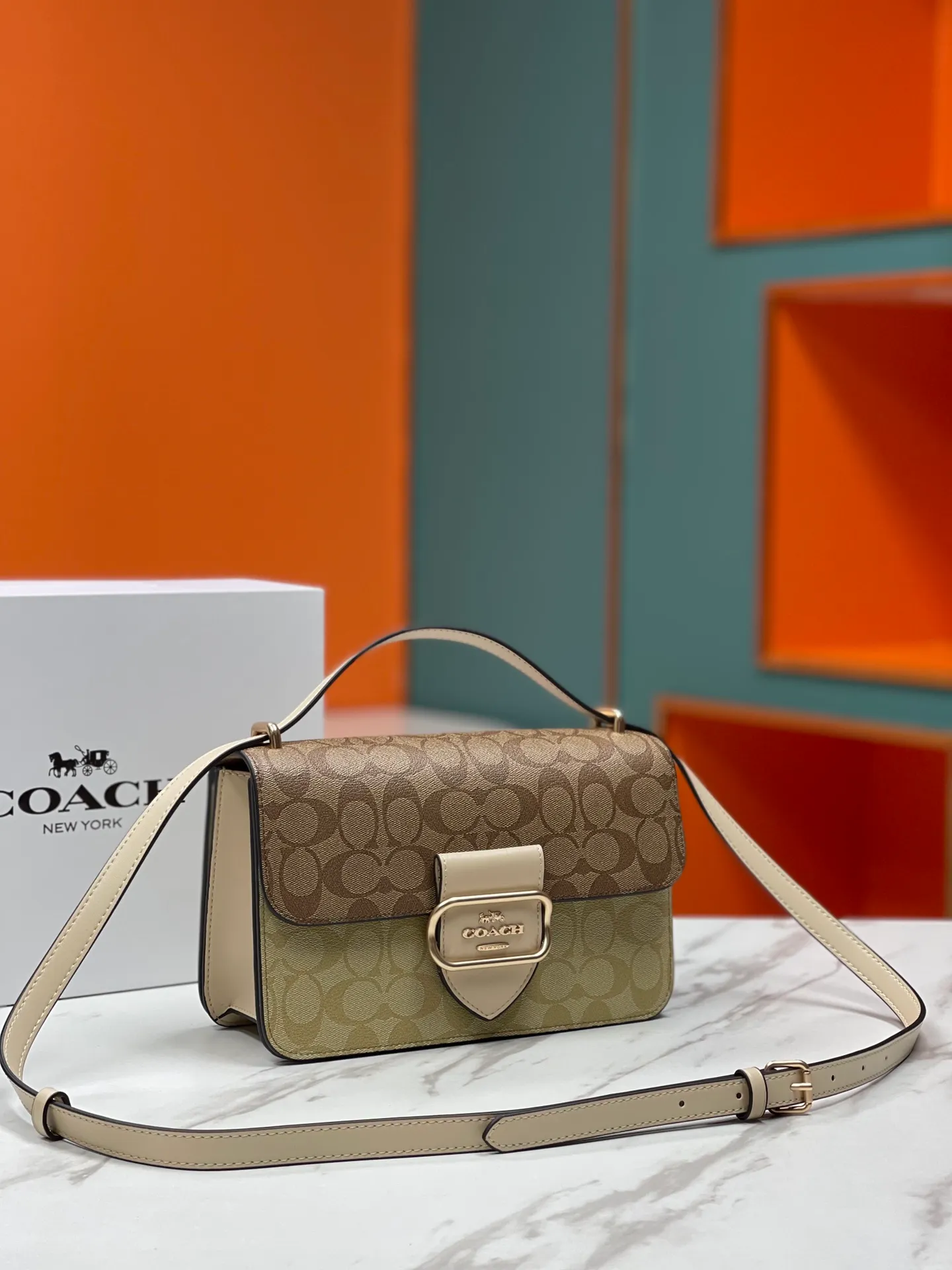 Top original order, batch 470💰coach/new model, latest 9🈷️new product model CM713 Morgan series is here. It is a must-have for gift giving. It is exquisite, compact and playful in the upper body. It is wear-resistant and scratch-resistant. The built-in compartment can accommodate a variety of personal belongings. Girls don’t have to worry about their belongings when going out. The shoulder strap can be adjusted diagonally or on one shoulder. Super practical. Size 25X16X7.5