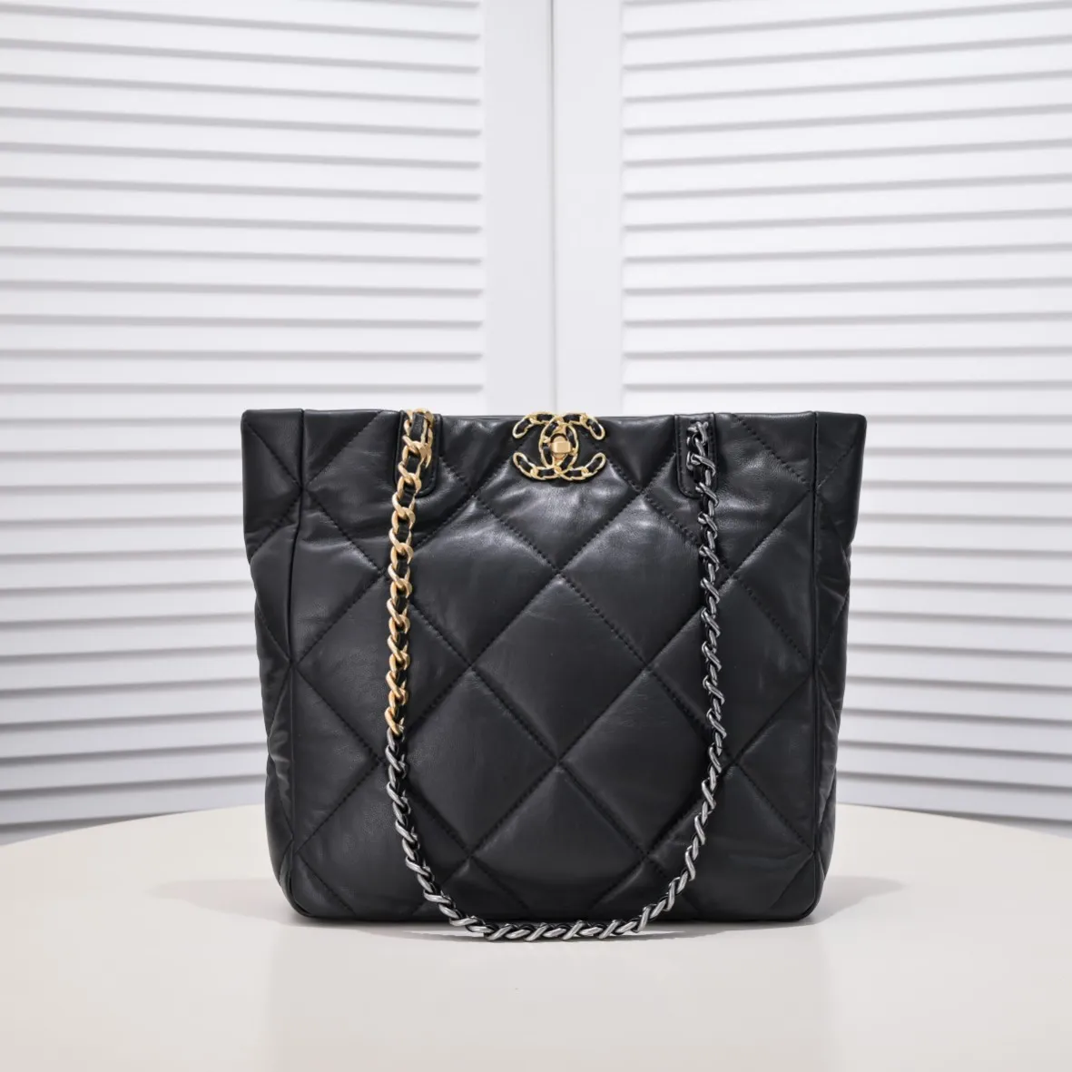 💰460￥Small size𝗖𝗛𝗔𝗡𝗘𝗟 𝟮𝟮𝗕 19𝑩𝑨𝑮 𝑻𝒐𝒕𝒆black gold Italian 🇮🇹 first-class [GR] lambskin 🐑, with a delicate and soft feel, classic diamond pattern design and leather-clad metal chain, gold comes with a sense of luxury, this season's most classic black gold design, gathering all the elements of 19, super exquisite, soft and glutinous. A large bag of fried chicken is practical, deconstructing the classic bag shape, reshaping the trend and fashion, making people shine at a glance, a ten thousand year model. Style number: 9090 Size: 28*27*8cm