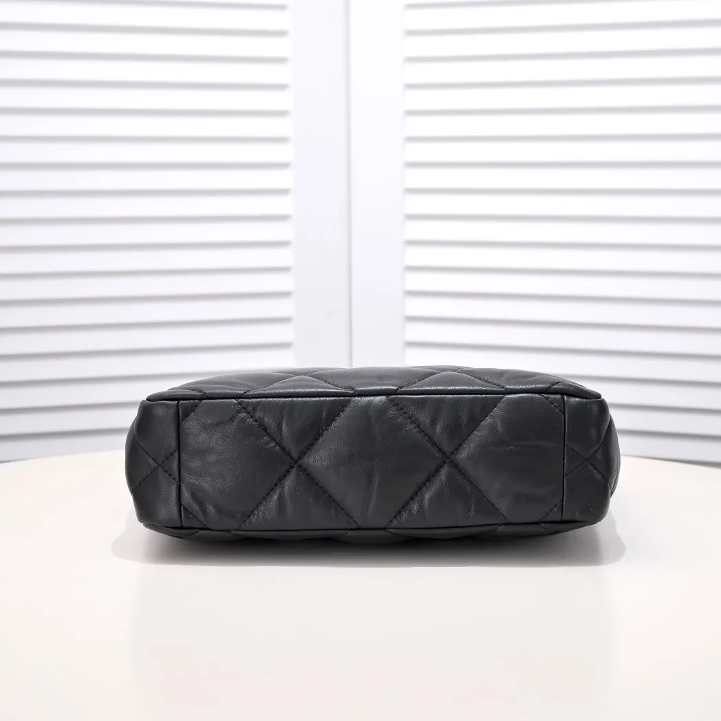 💰460￥Small size𝗖𝗛𝗔𝗡𝗘𝗟 𝟮𝟮𝗕 19𝑩𝑨𝑮 𝑻𝒐𝒕𝒆black gold Italian 🇮🇹 first-class [GR] lambskin 🐑, with a delicate and soft feel, classic diamond pattern design and leather-clad metal chain, gold comes with a sense of luxury, this season's most classic black gold design, gathering all the elements of 19, super exquisite, soft and glutinous. A large bag of fried chicken is practical, deconstructing the classic bag shape, reshaping the trend and fashion, making people shine at a glance, a ten thousand year model. Style number: 9090 Size: 28*27*8cm