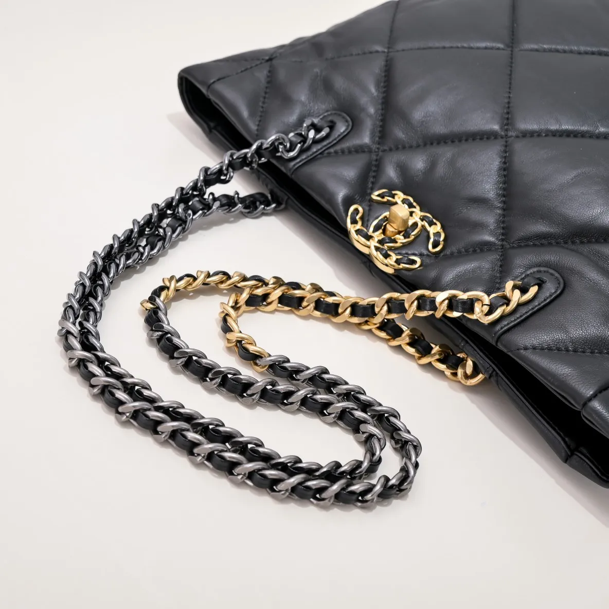 💰460￥Small size𝗖𝗛𝗔𝗡𝗘𝗟 𝟮𝟮𝗕 19𝑩𝑨𝑮 𝑻𝒐𝒕𝒆black gold Italian 🇮🇹 first-class [GR] lambskin 🐑, with a delicate and soft feel, classic diamond pattern design and leather-clad metal chain, gold comes with a sense of luxury, this season's most classic black gold design, gathering all the elements of 19, super exquisite, soft and glutinous. A large bag of fried chicken is practical, deconstructing the classic bag shape, reshaping the trend and fashion, making people shine at a glance, a ten thousand year model. Style number: 9090 Size: 28*27*8cm