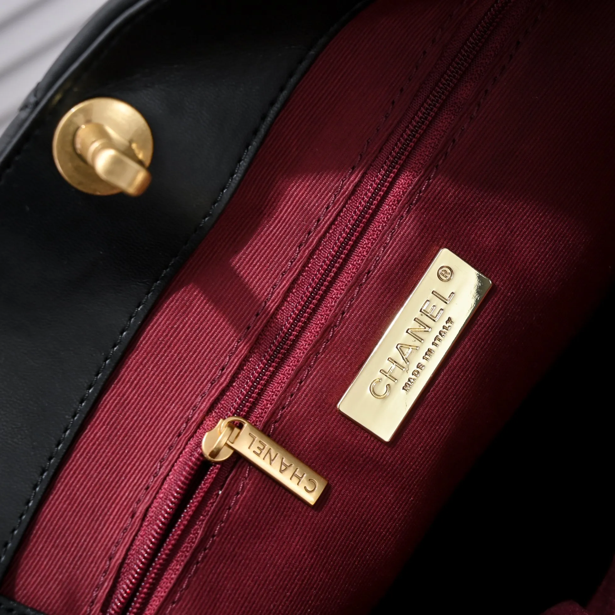 💰460￥Small size𝗖𝗛𝗔𝗡𝗘𝗟 𝟮𝟮𝗕 19𝑩𝑨𝑮 𝑻𝒐𝒕𝒆black gold Italian 🇮🇹 first-class [GR] lambskin 🐑, with a delicate and soft feel, classic diamond pattern design and leather-clad metal chain, gold comes with a sense of luxury, this season's most classic black gold design, gathering all the elements of 19, super exquisite, soft and glutinous. A large bag of fried chicken is practical, deconstructing the classic bag shape, reshaping the trend and fashion, making people shine at a glance, a ten thousand year model. Style number: 9090 Size: 28*27*8cm