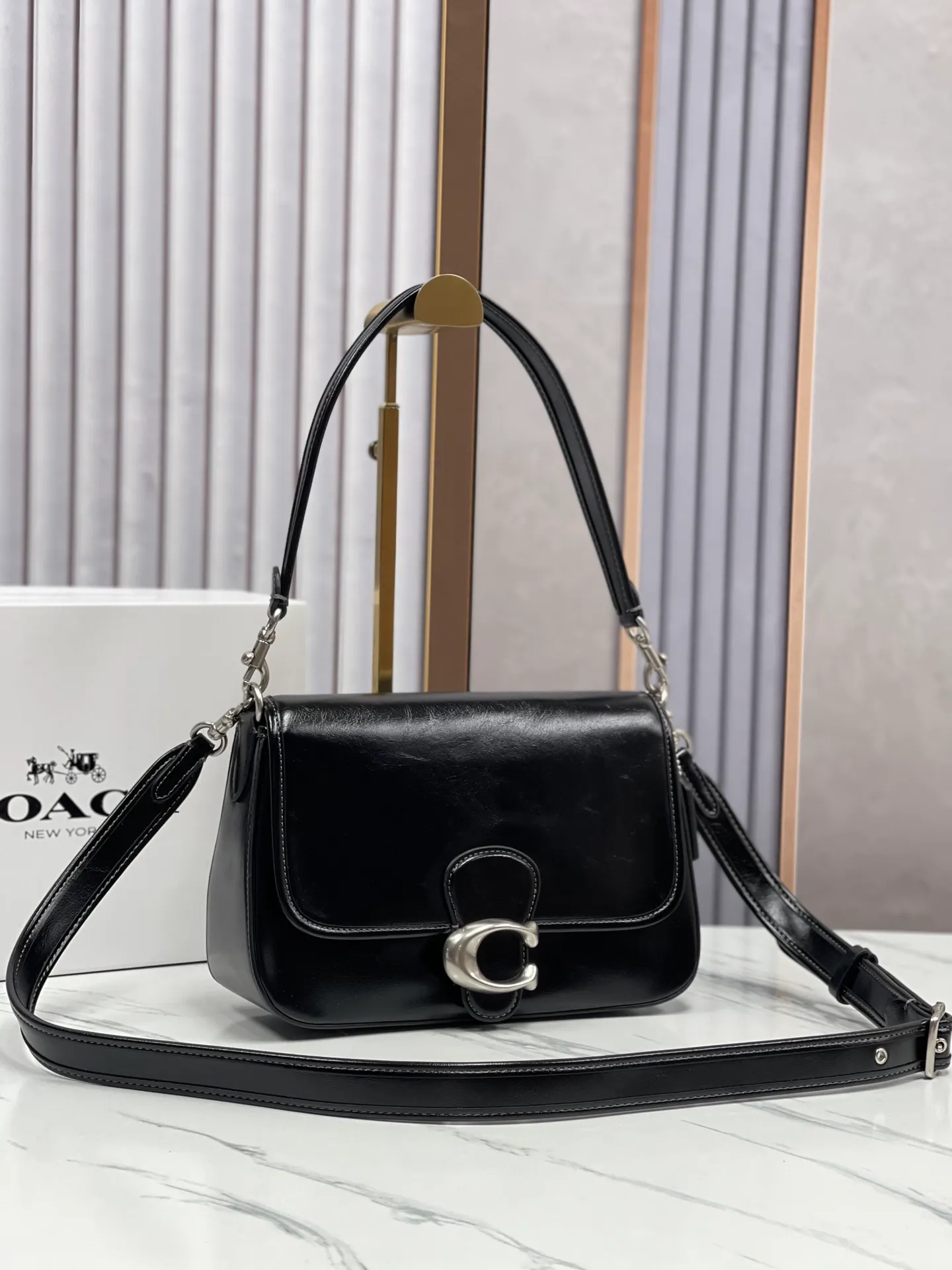 Top original order, batch 480💰coach/new model CR653 new product Soft Tabby, so many of them are my favorite ~ Retro style, waxed leather has always been the current popular style. This model perfectly interprets the French retro romance. It has 2 shoulder straps, both of which can be freely detached. The short shoulder strap can be used as an armpit bag or a handbag. It is very suitable for any style. The built-in capacity is super enough! The key is this color matching, Juejuezi is a versatile classic. Size: 26*15*8.5 cm.