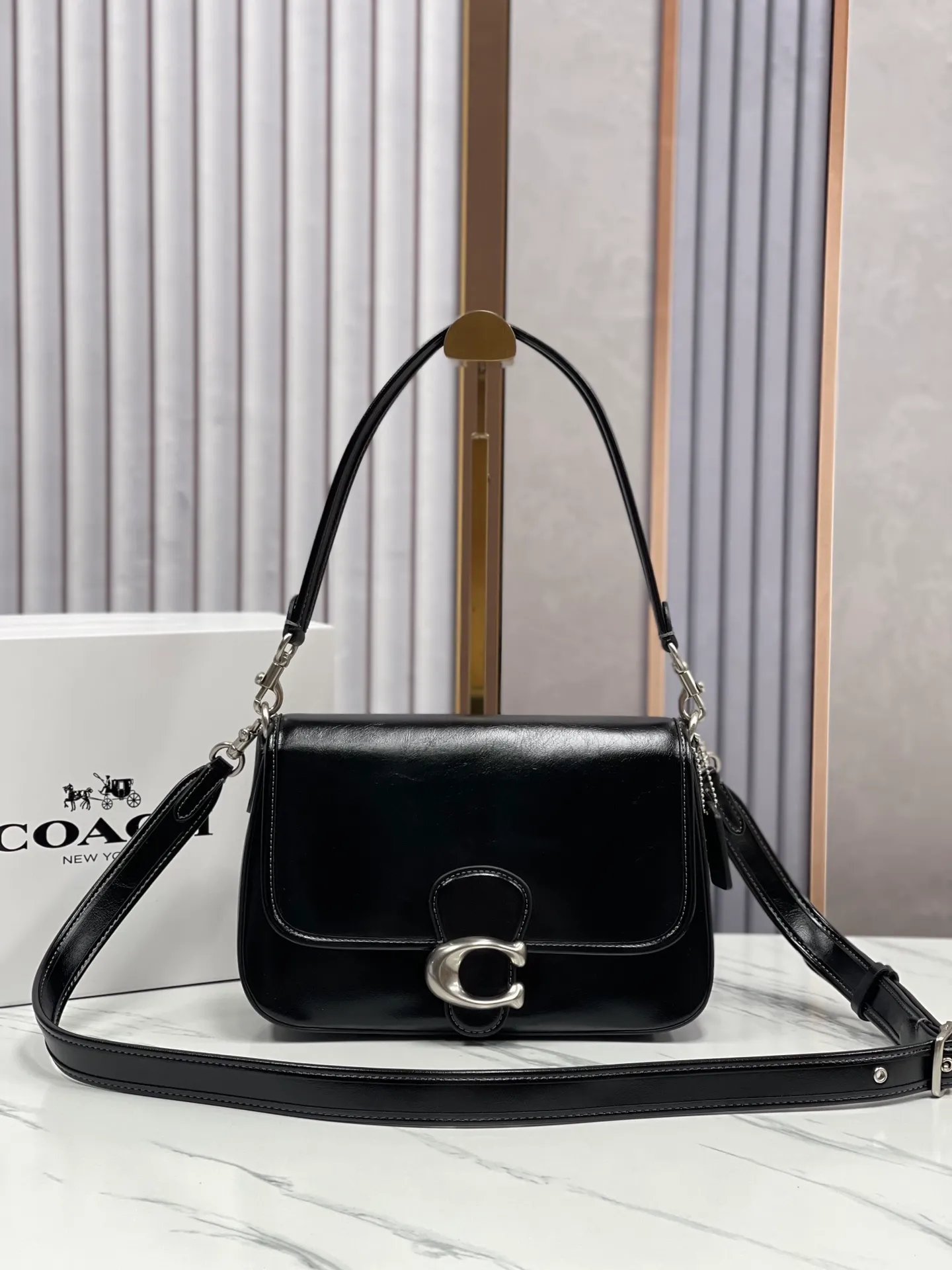 Top original order, batch 480💰coach/new model CR653 new product Soft Tabby, so many of them are my favorite ~ Retro style, waxed leather has always been the current popular style. This model perfectly interprets the French retro romance. It has 2 shoulder straps, both of which can be freely detached. The short shoulder strap can be used as an armpit bag or a handbag. It is very suitable for any style. The built-in capacity is super enough! The key is this color matching, Juejuezi is a versatile classic. Size: 26*15*8.5 cm.