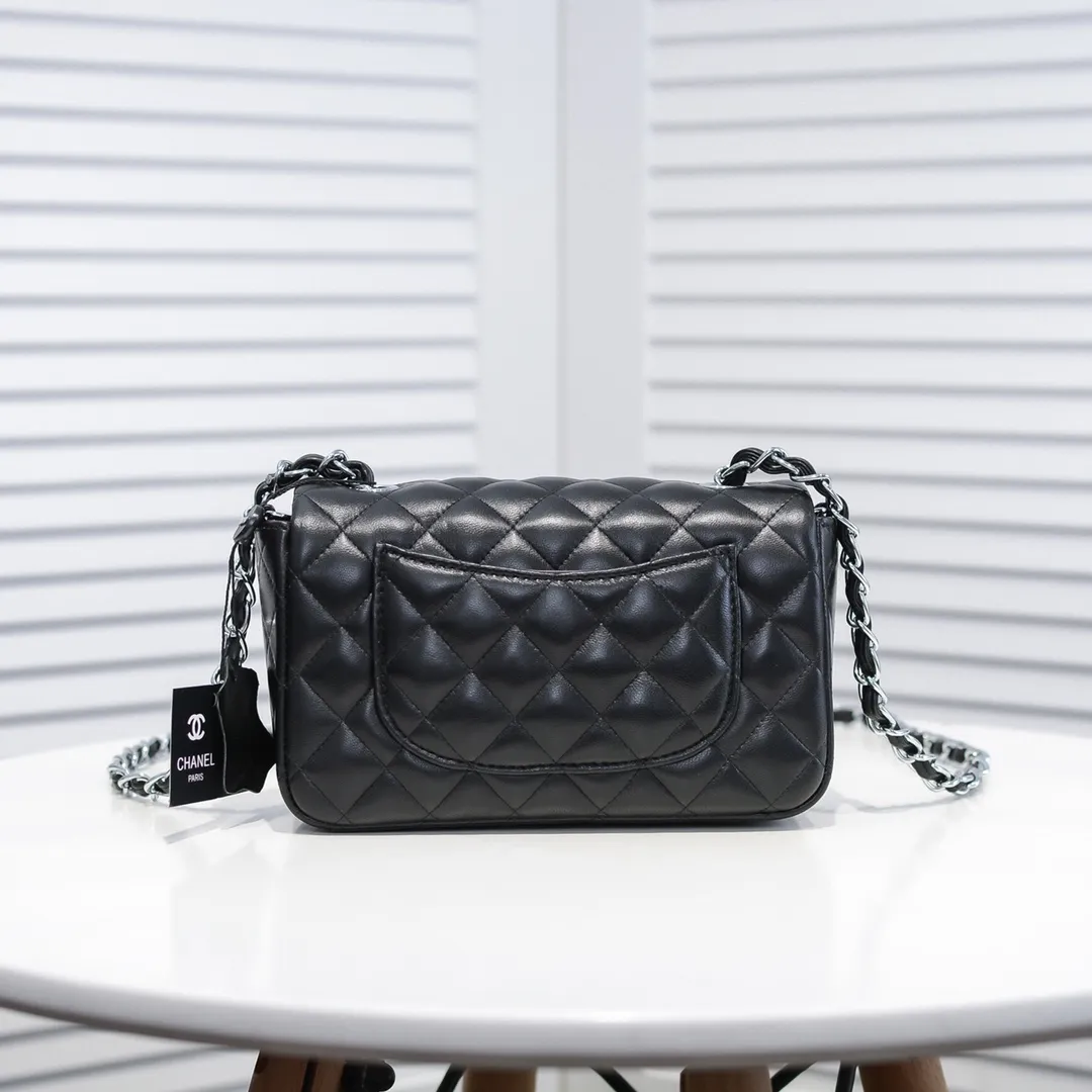 💰320￥CF versatile lambskin🌹 Chanel💃🏻‼ ️Eternal classic style [shy] noble temperament💃🏻favorite of celebrities🌟soft leather and high-end👍counter hardware exquisite workmanship to reject flaws [strong] both dazzling and feminine 😝[strong] luxurious and durable🌟Size: 20*14*7cm Style number: 1116