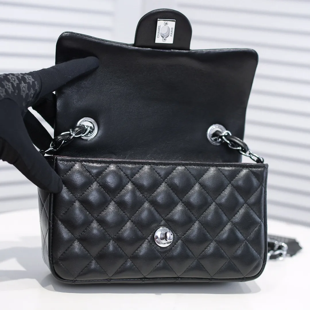 💰320￥CF versatile lambskin🌹 Chanel💃🏻‼ ️Eternal classic style [shy] noble temperament💃🏻favorite of celebrities🌟soft leather and high-end👍counter hardware exquisite workmanship to reject flaws [strong] both dazzling and feminine 😝[strong] luxurious and durable🌟Size: 20*14*7cm Style number: 1116