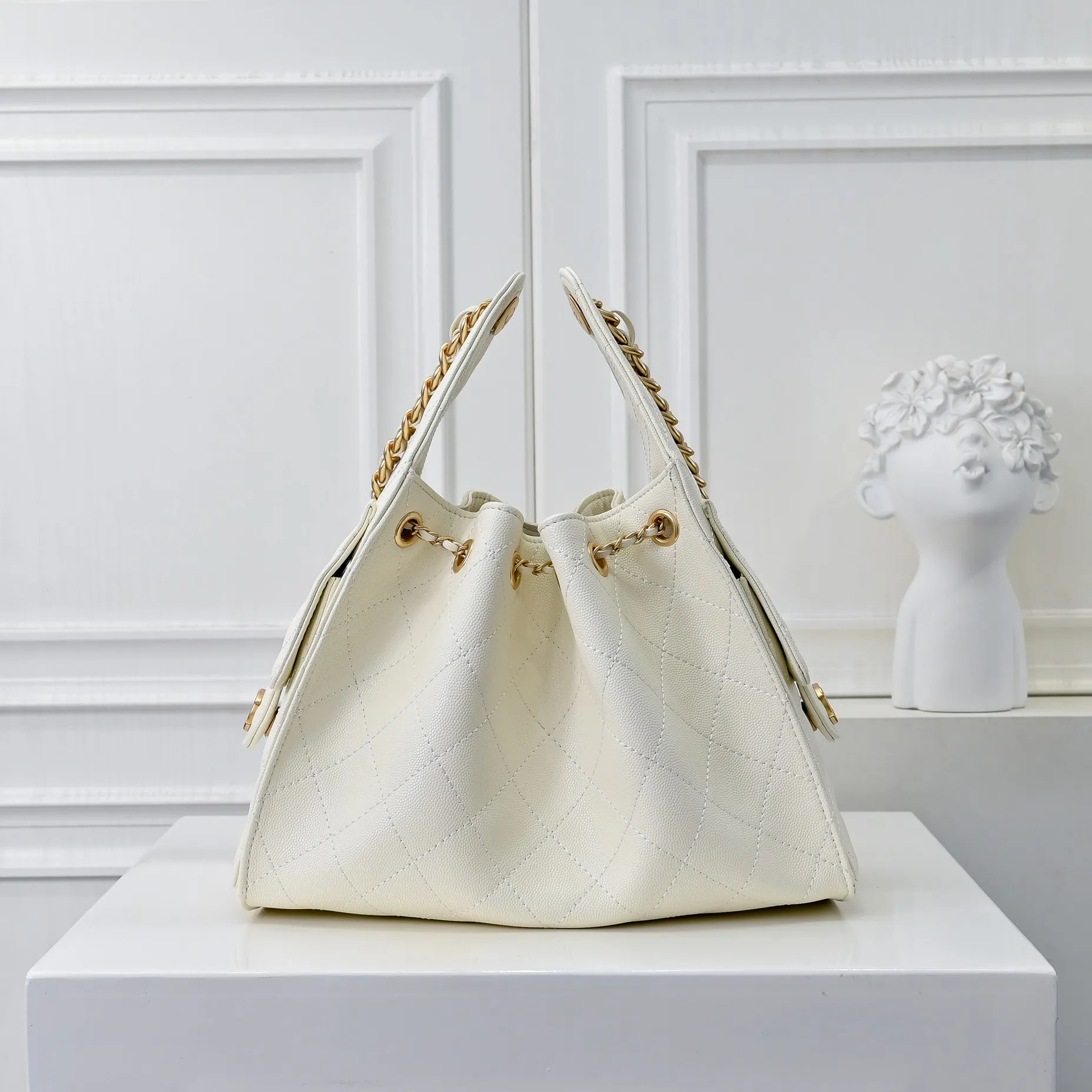 💰500￥Upgraded version of chanel 25c bag king ball pattern cowhide hobo armpit bag hippie armpit bag small retro gold coin button drawstring bucket bag + rhombus pattern + retro black gold classic chain design, full of high-end sense! A must-have for daily travel, with exquisite appearance and delicate texture, it can be easily worn in both casual and formal occasions. Size: 30x26x14cm Style number: 7071 Material: black ball pattern