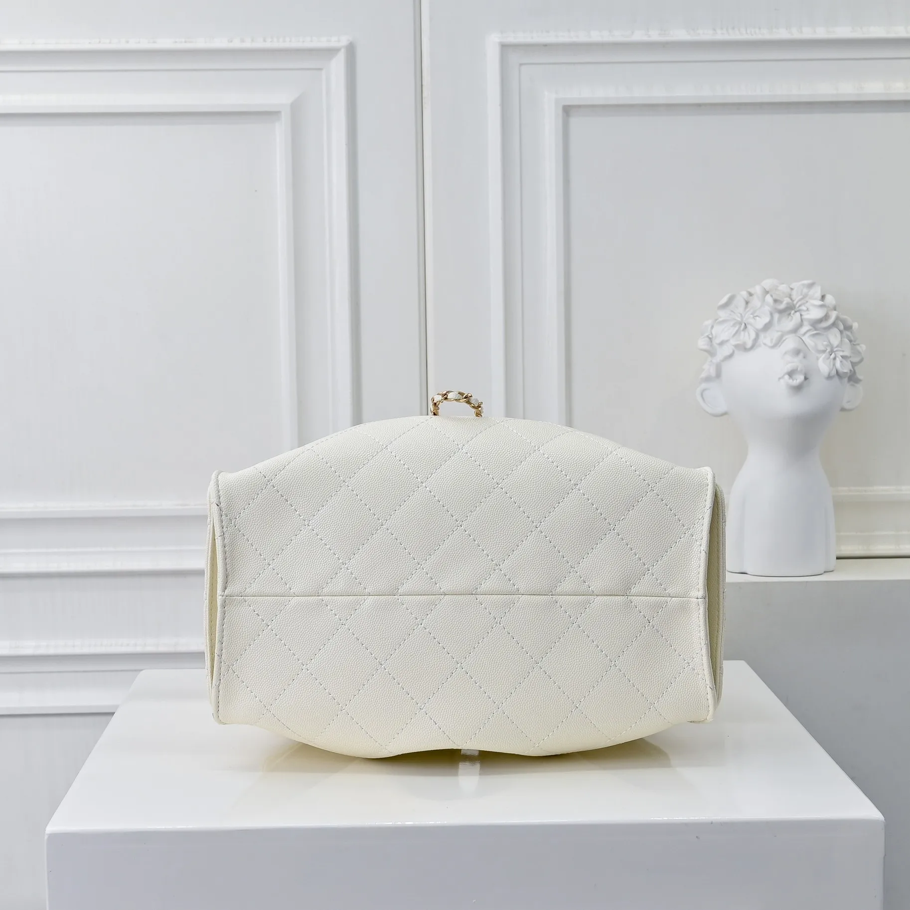 💰500￥Upgraded version of chanel 25c bag king ball pattern cowhide hobo armpit bag hippie armpit bag small retro gold coin button drawstring bucket bag + rhombus pattern + retro black gold classic chain design, full of high-end sense! A must-have for daily travel, with exquisite appearance and delicate texture, it can be easily worn in both casual and formal occasions. Size: 30x26x14cm Style number: 7071 Material: black ball pattern