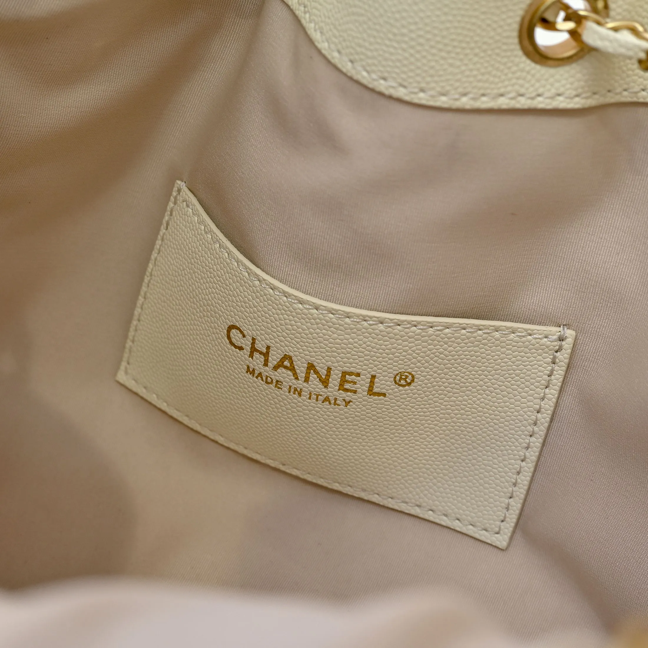 💰500￥Upgraded version of chanel 25c bag king ball pattern cowhide hobo armpit bag hippie armpit bag small retro gold coin button drawstring bucket bag + rhombus pattern + retro black gold classic chain design, full of high-end sense! A must-have for daily travel, with exquisite appearance and delicate texture, it can be easily worn in both casual and formal occasions. Size: 30x26x14cm Style number: 7071 Material: black ball pattern