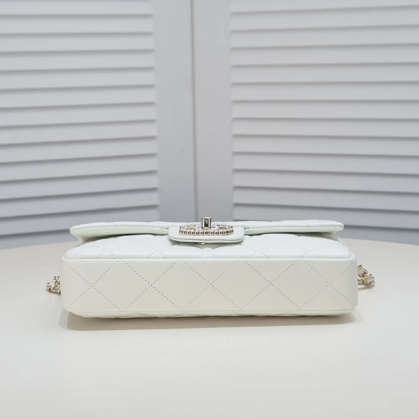 💰380￥106S New model [3350] Chanel new baguette bag with pearl buckle New sheepskin baguette bag with pearl buckle, Mrs. Chen recommends black 🔥 Baguette pearl dinner bag Black White Noble Elegant Temperament Romantic Minimalist baguette shape to pearl logo lock buckle Overall I can't put it down French style Elegant Underarm Crossbody Can be carried by hand at dinner Equipped with an extra long chain that can be detached for free movement. Material: Made of wear-resistant sheepskin. Size: 25*5*12CM. Style number: 3350.