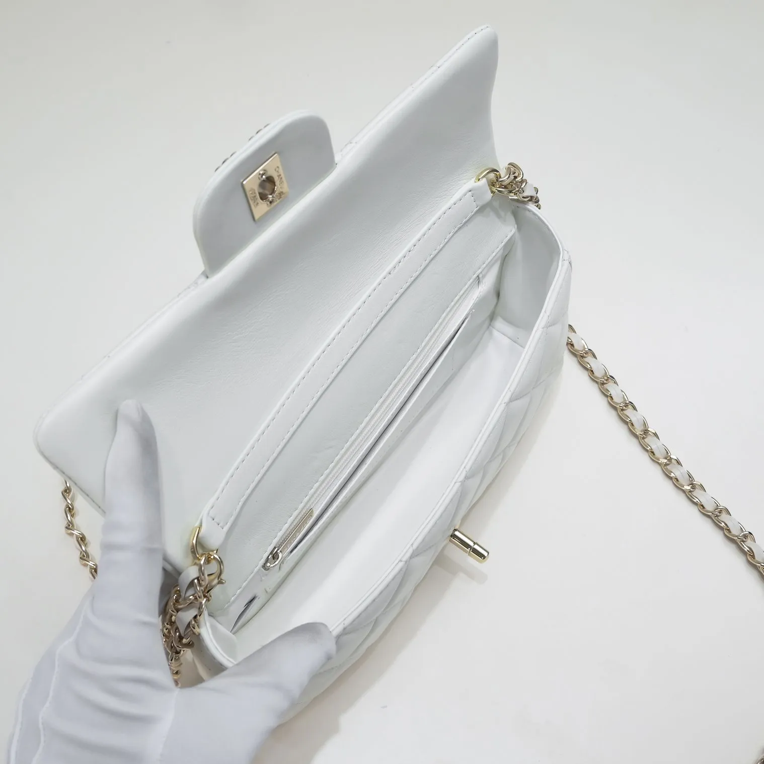 💰380￥106S New model [3350] Chanel new baguette bag with pearl buckle New sheepskin baguette bag with pearl buckle, Mrs. Chen recommends black 🔥 Baguette pearl dinner bag Black White Noble Elegant Temperament Romantic Minimalist baguette shape to pearl logo lock buckle Overall I can't put it down French style Elegant Underarm Crossbody Can be carried by hand at dinner Equipped with an extra long chain that can be detached for free movement. Material: Made of wear-resistant sheepskin. Size: 25*5*12CM. Style number: 3350.