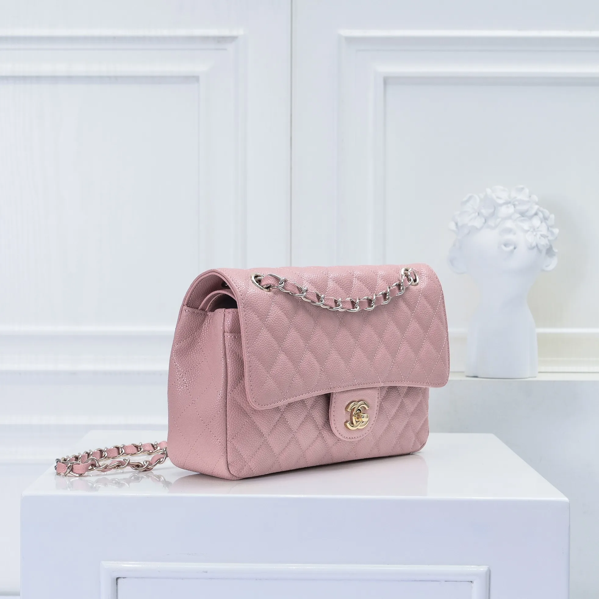 💰420￥Chanel,...Palace-level poison👏...Overseas original factory CF2.55...😱 Absolutely the top-notch caviar ball-grain cowhide you have never seen...✨Real K gold➰Gold buckle✨👑 The line spacing is perfectly consistent. The side of the bag is perfectly streamlined👏..It must have such a texture to be perfect💋 Follow the 9-pin diamond pattern. The flip cover is smooth and seamless ☑️ Strong visual three-dimensional effect 🔱 The diamond pattern is full and delicate 💑 It is super smooth, soft and comfortable to use 👒 CF is a must-have for girls. Size: 25.5*16*6.5cm. Style number: 1112 ball pattern