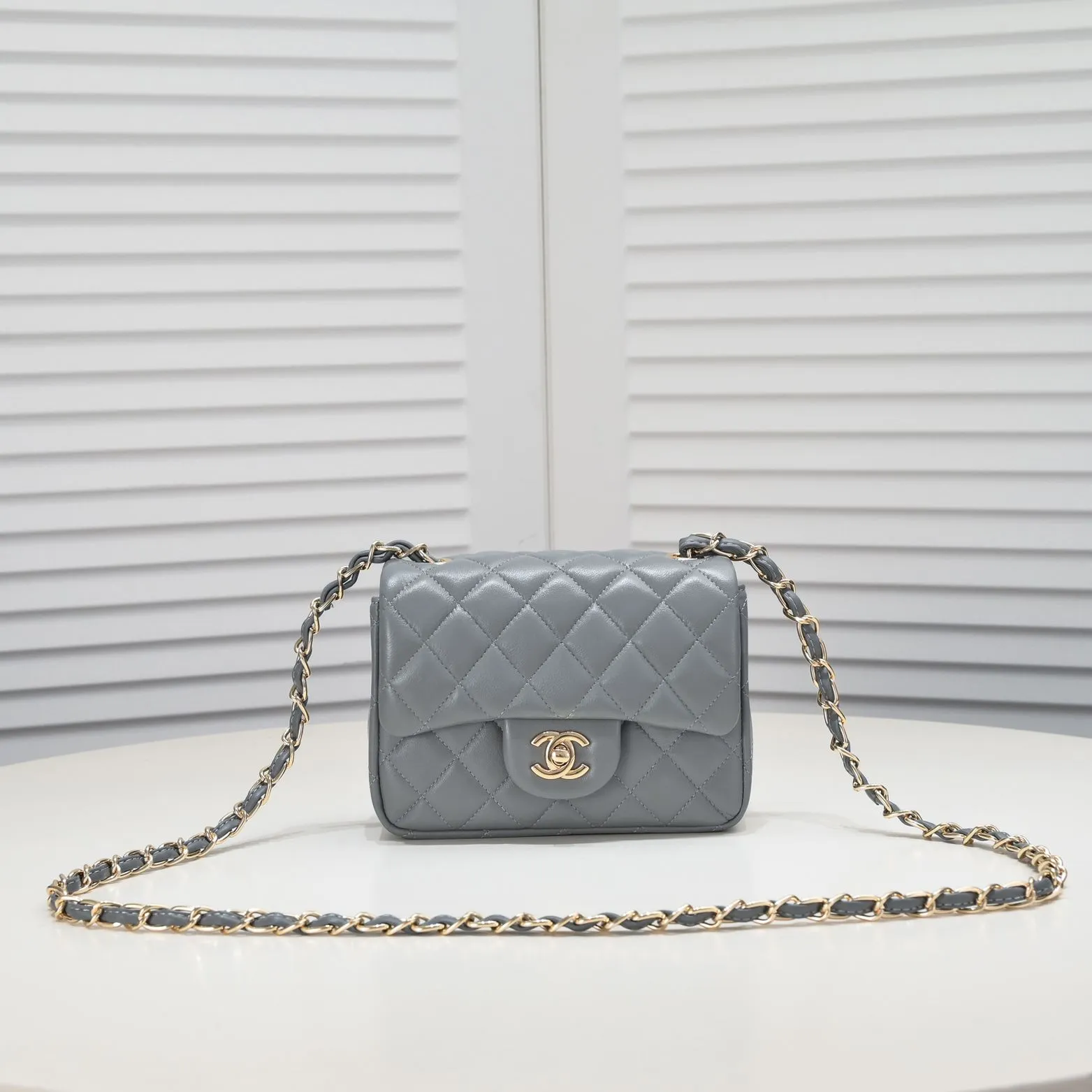 💰310￥Gray Chanel🔺🚴🏼💸Choose high-quality sheepskin🌺Original split version to create one to one 💯The hand feel is first-class, 🌲The design inspired by the camera shape fully embodies perfection! [Qiang] [Qiang] Integrates art and practicality, [Ladybug] Gorgeous and low-key plump 💯📨📨Classic is irresistible, ♒ You have to receive it to understand ✈✈🍭🍭Insist on high quality and low price🐟🐟, model number: 1115, size: 17.5*13*5 cm