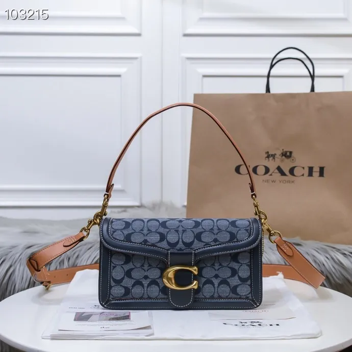 Classic logo CHAMBRAY TABBY No. 26 shoulder bag This neat and stylish Tabby shoulder bag 3700 is made of lightweight classic logo CHAMBRAY and smooth leather. Its design is a new interpretation of the past Coach design in the 1970s. The compact No. 26 bag is equipped with iconic classic logo hardware and is equipped with two detachable shoulder straps that can be carried by hand, short-strap shoulder or cross-body. Dimensions: 26cm (length) x 15cm (height) x 7.5cm (width)