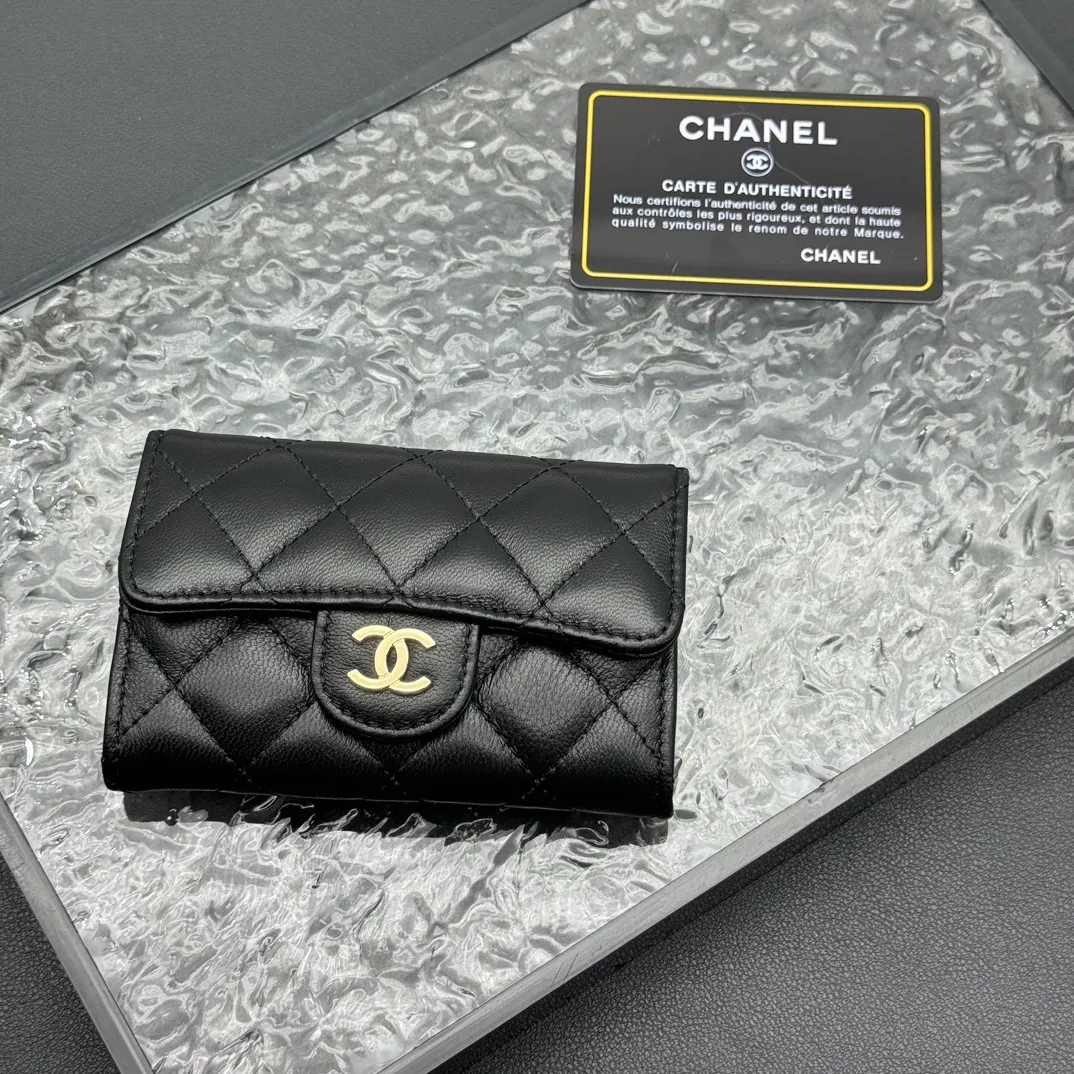 💰130 💎Top quality 💖 𝑪𝑯𝑨𝑵𝑬𝑳 Sheep pattern black/gold 💌 23K classic diamond pattern lambskin Chanel wallet 👛 CHANEL Classic Series Many new cf small card bags have arrived! This card holder has an extra card pocket at the back than the previous classic card holder❤️You can store cards and coins separately😊A very practical coin purse❤️Model number: AP458 Size: 11X7.5X2