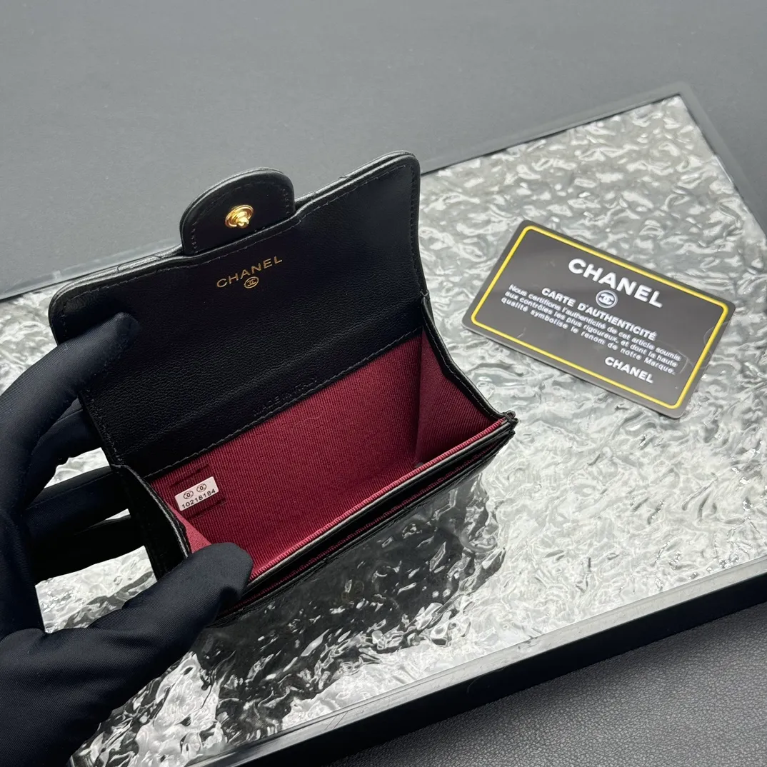 💰130 💎Top quality 💖 𝑪𝑯𝑨𝑵𝑬𝑳 Sheep pattern black/gold 💌 23K classic diamond pattern lambskin Chanel wallet 👛 CHANEL Classic Series Many new cf small card bags have arrived! This card holder has an extra card pocket at the back than the previous classic card holder❤️You can store cards and coins separately😊A very practical coin purse❤️Model number: AP458 Size: 11X7.5X2
