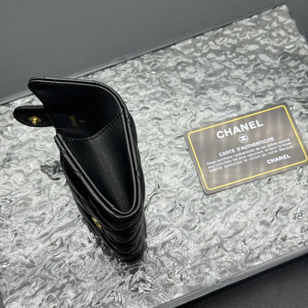 💰130 💎Top quality 💖 𝑪𝑯𝑨𝑵𝑬𝑳 Sheep pattern black/gold 💌 23K classic diamond pattern lambskin Chanel wallet 👛 CHANEL Classic Series Many new cf small card bags have arrived! This card holder has an extra card pocket at the back than the previous classic card holder❤️You can store cards and coins separately😊A very practical coin purse❤️Model number: AP458 Size: 11X7.5X2