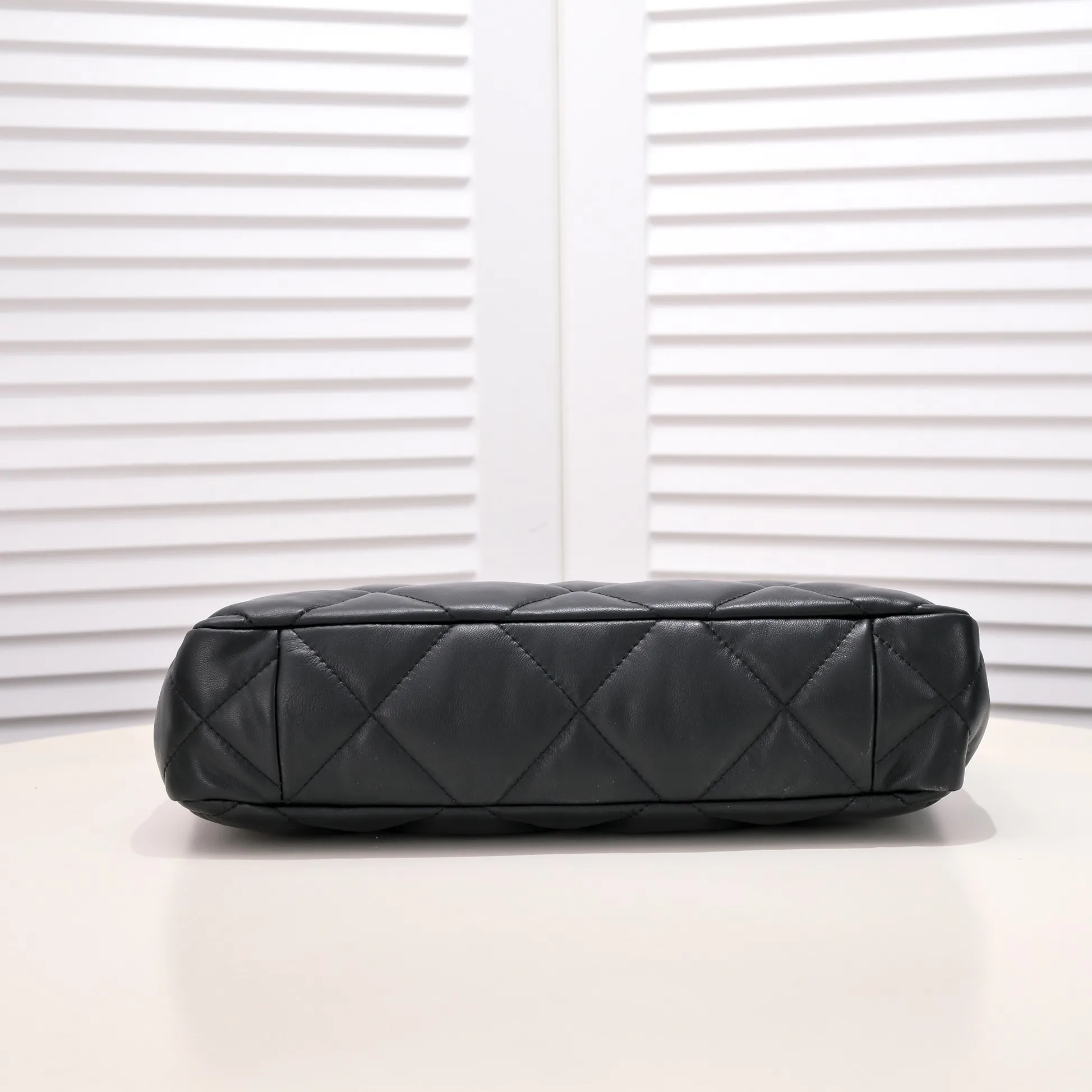 💰460￥Small size𝗖𝗛𝗔𝗡𝗘𝗟 𝟮𝟮𝗕 19𝑩𝑨𝑮 𝑻𝒐𝒕𝒆black gold Italian 🇮🇹 first-class [GR] lambskin🐑, feels delicate and soft, classic diamond pattern design is matched with leather-clad metal chains, gold has a high-end feel, this season's most classic black gold design, gathers all the elements of 19, super exquisite, soft and glutinous, a big bag of fried chicken is practical, deconstructs the classic bag shape, reshapes the trend and fashion, it is eye-catching, and it will last forever. Coding: 9091 Size: 38*22*8cm