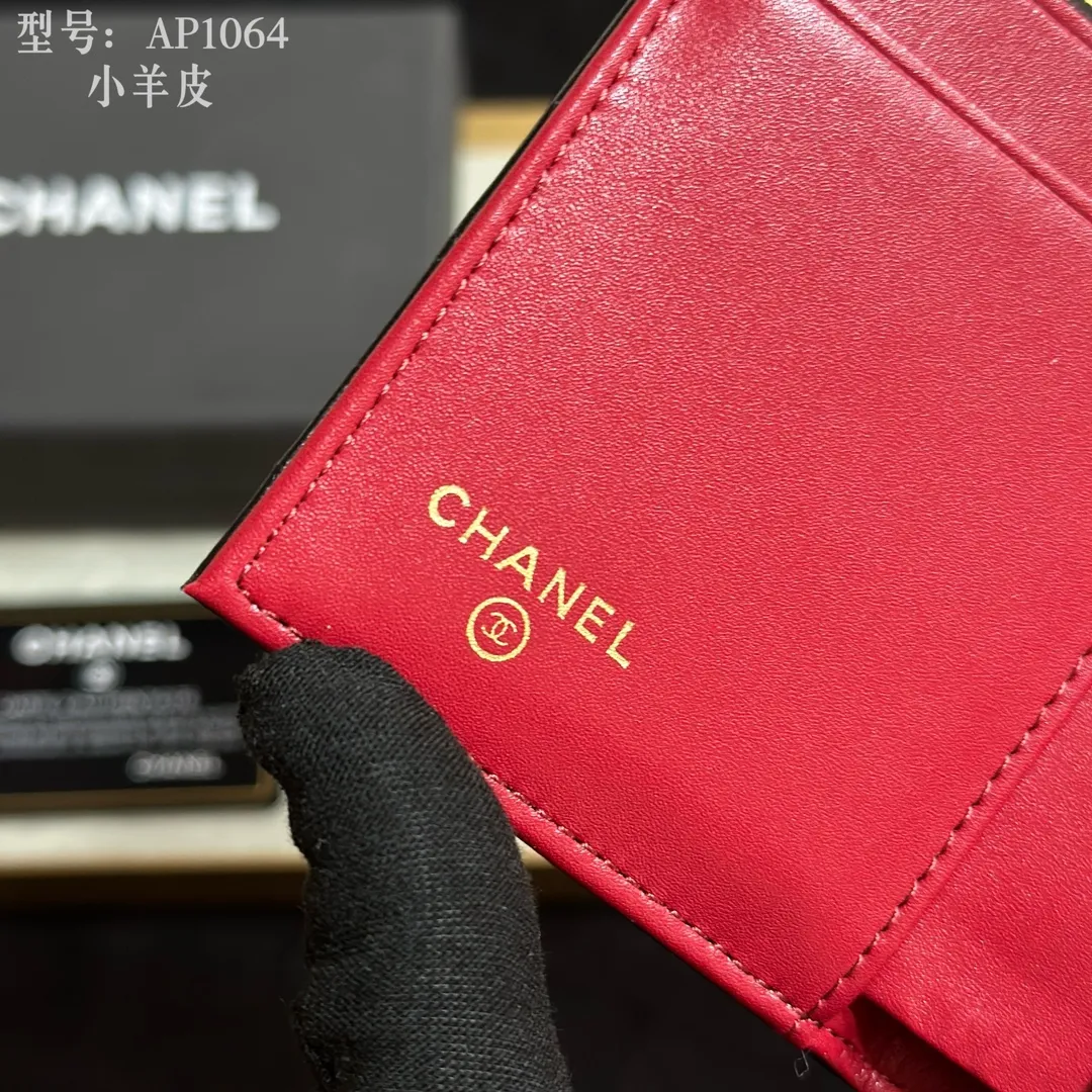 💰170 💎Top quality💖 𝑪𝑯𝑨𝑵𝑬𝑳 All sheepskin inside and outside 💕 Grandma’s annual hot 19 series The only series named after the year 2019; it was created by Lafayette and the current design director during his lifetime, witnessing the alternation of the two eras of the brand, uniquely meaningful! The enlarged rhombus pattern presents the leather chain style in the large Double C logo, giving it a strong nostalgic retro style. 19 series small mouth cover pure goat leather! Comes with new luogo. Stylish and elegant/original quality! The details are stunningly beautiful. Model: AP2158. Size: 10.7*9.5*2.7cm