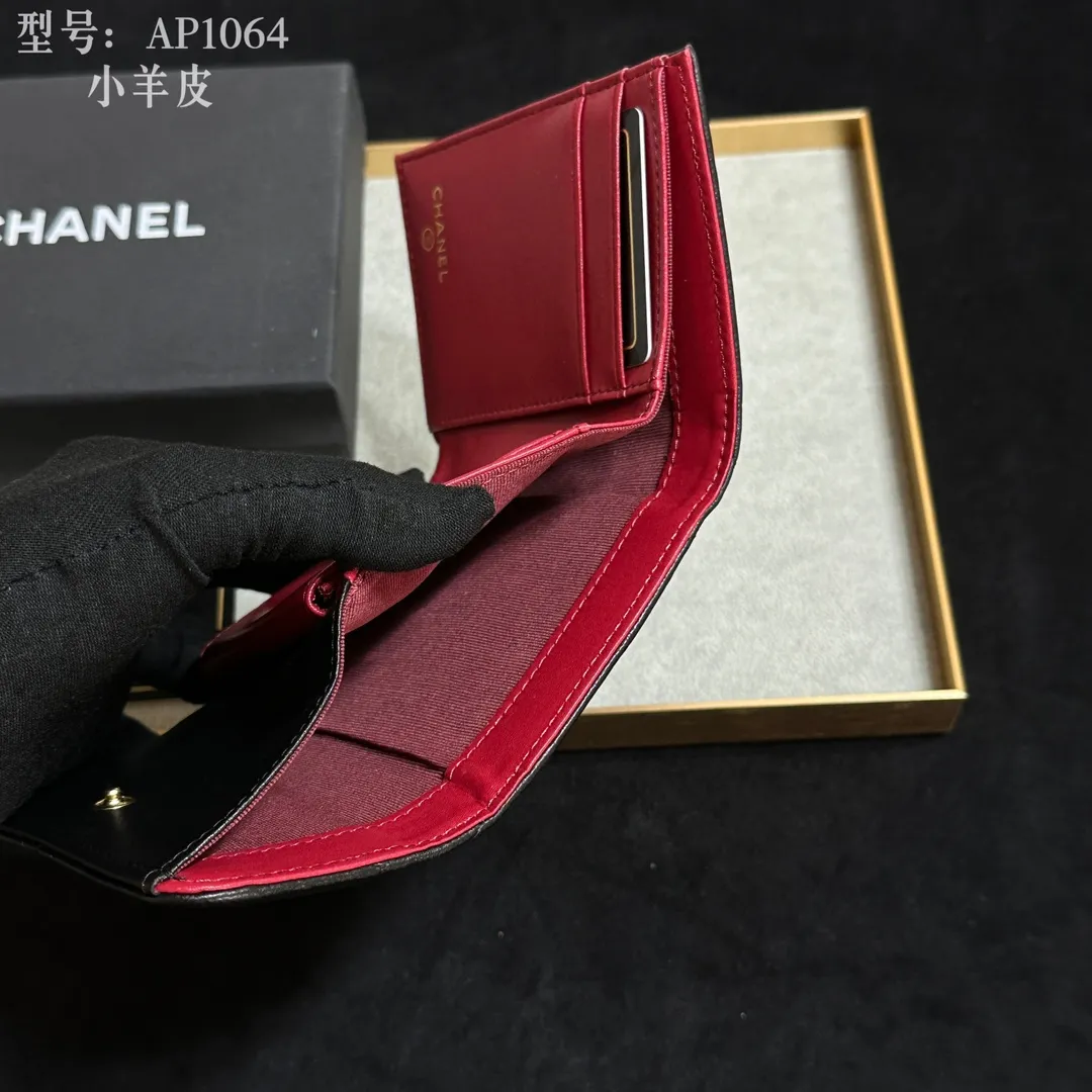 💰170 💎Top quality💖 𝑪𝑯𝑨𝑵𝑬𝑳 All sheepskin inside and outside 💕 Grandma’s annual hot 19 series The only series named after the year 2019; it was created by Lafayette and the current design director during his lifetime, witnessing the alternation of the two eras of the brand, uniquely meaningful! The enlarged rhombus pattern presents the leather chain style in the large Double C logo, giving it a strong nostalgic retro style. 19 series small mouth cover pure goat leather! Comes with new luogo. Stylish and elegant/original quality! The details are stunningly beautiful. Model: AP2158. Size: 10.7*9.5*2.7cm