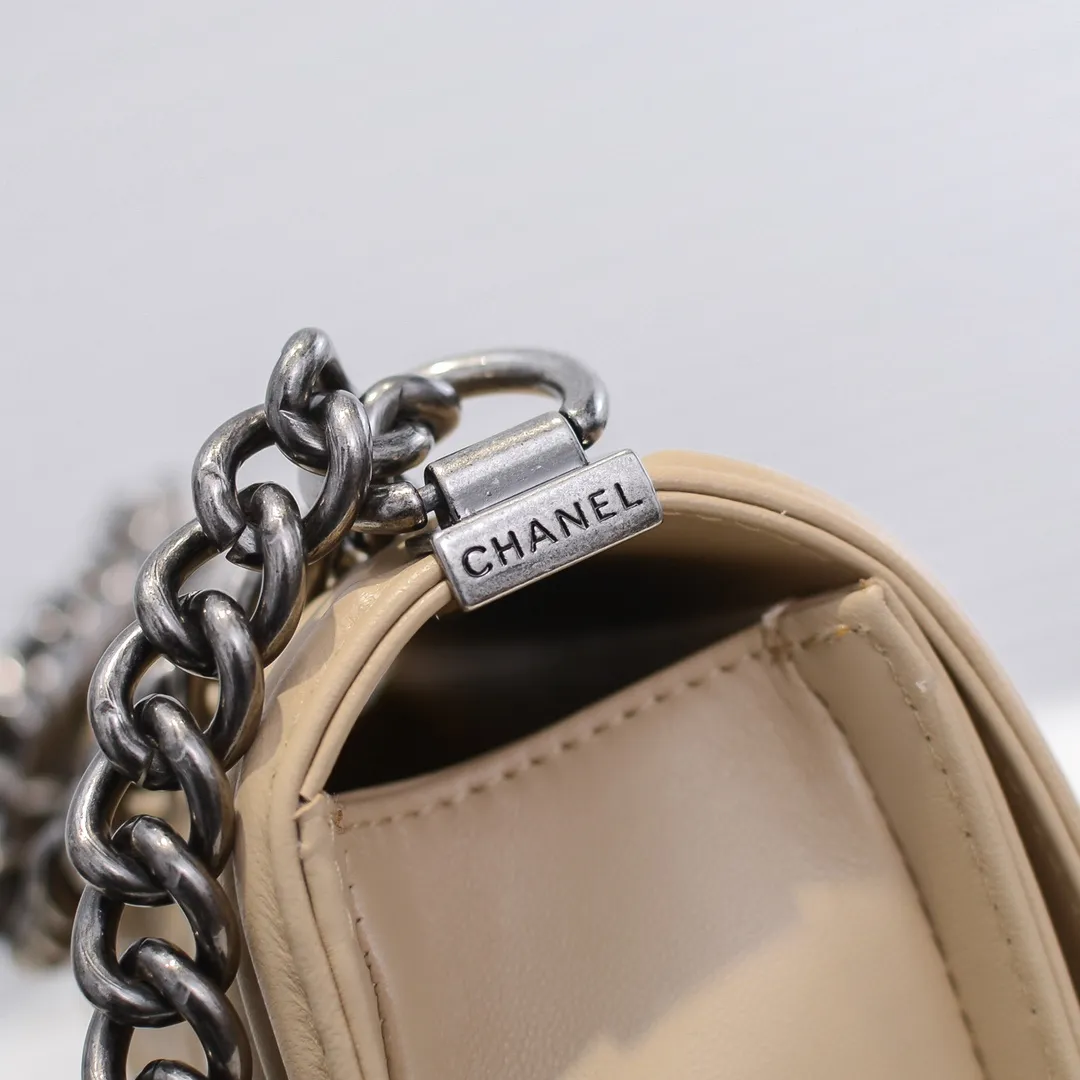 💰400￥ (Full sheepskin with original hardware) [Smile] Chanel Chanel 👑 Lambskin [Lightning] Thickened electroplated hardware accessories 🌈 The workmanship is comparable to the original order 💪 The bottom can be pinched and rebounded without trace, absolutely spot-on and real-life, fashionable and durable 💪💪 High-end quality, no pressure in and out of the drill cabinet 💏, size 20*12*7cm, style number 67085