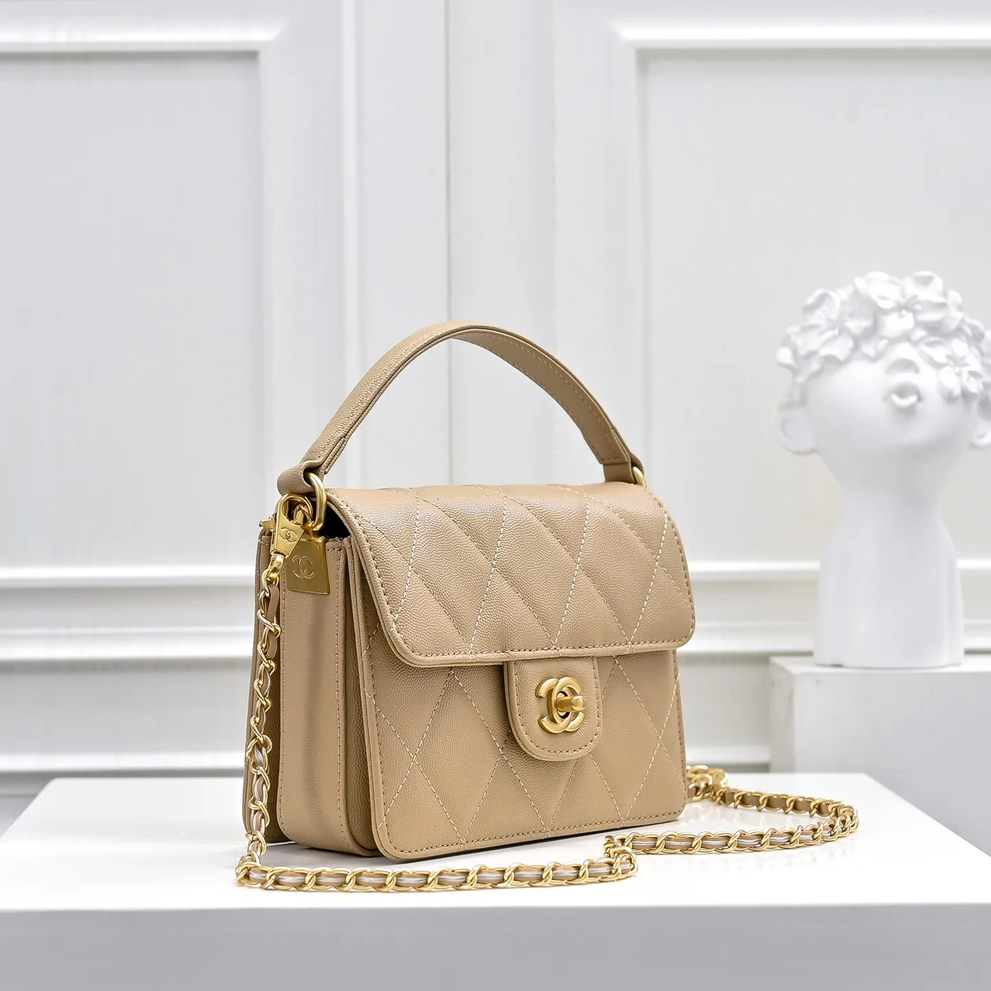 💰430￥Medium size👑CHANEL24k new autumn and winter large, medium and small, unique texture of caviar cowhide. It can be carried by hand or cross-body. The shoulder strap is detachable. It can perfectly match every look of yours, whether it is for daily outings or important occasions. Its classicness and elegance make you stand out from the crowd. Medium size: 19x14cm, style number: 1212