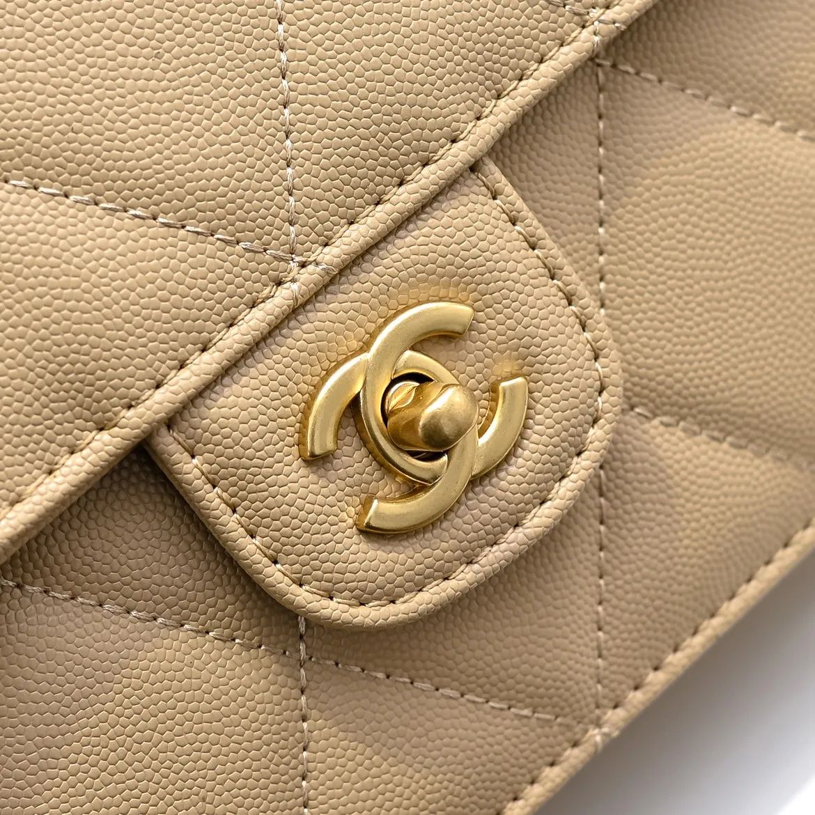 💰430￥Medium size👑CHANEL24k new autumn and winter large, medium and small, unique texture of caviar cowhide. It can be carried by hand or cross-body. The shoulder strap is detachable. It can perfectly match every look of yours, whether it is for daily outings or important occasions. Its classicness and elegance make you stand out from the crowd. Medium size: 19x14cm, style number: 1212