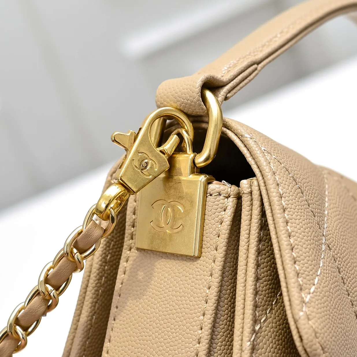 💰430￥Medium size👑CHANEL24k new autumn and winter large, medium and small, unique texture of caviar cowhide. It can be carried by hand or cross-body. The shoulder strap is detachable. It can perfectly match every look of yours, whether it is for daily outings or important occasions. Its classicness and elegance make you stand out from the crowd. Medium size: 19x14cm, style number: 1212