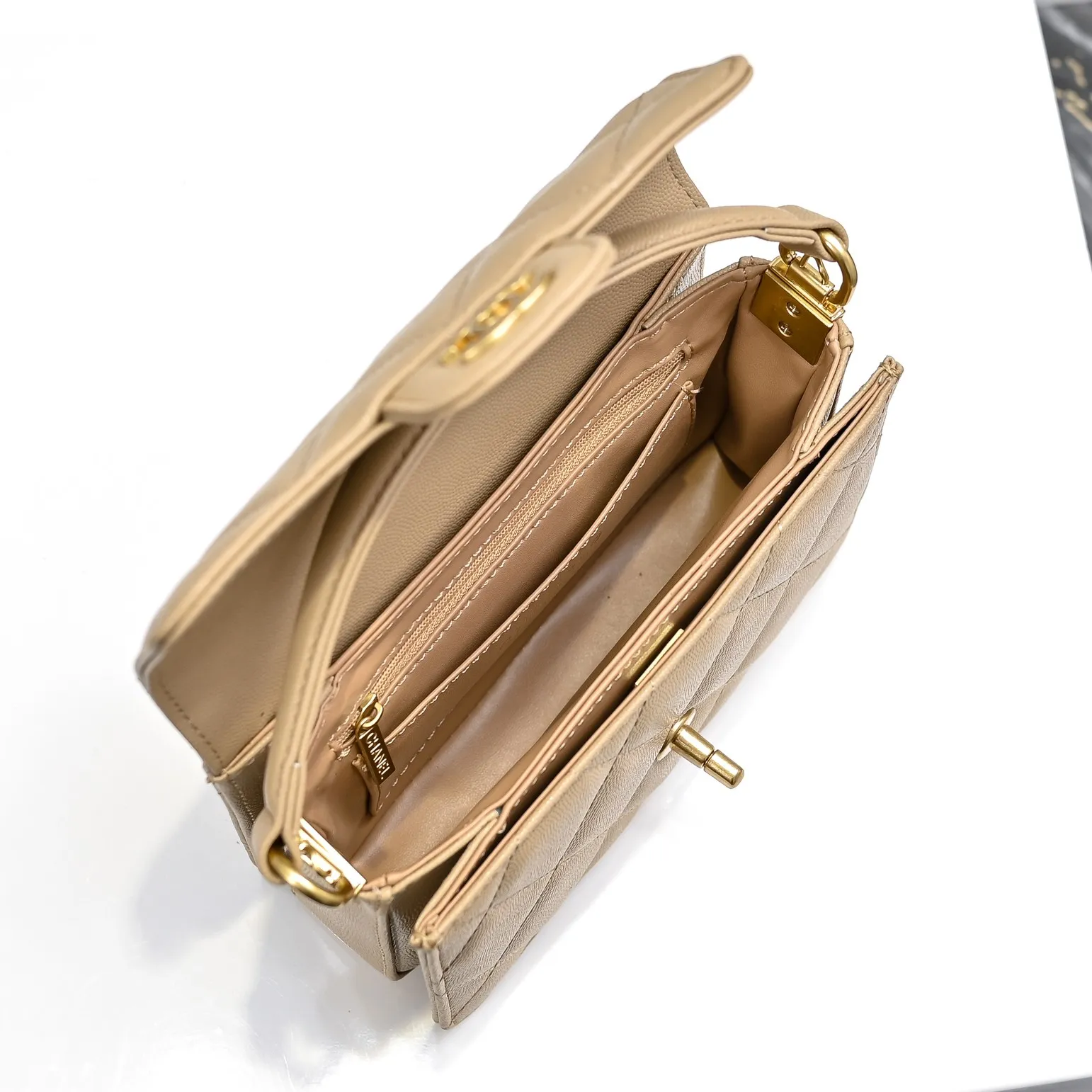 💰430￥Medium size👑CHANEL24k new autumn and winter large, medium and small, unique texture of caviar cowhide. It can be carried by hand or cross-body. The shoulder strap is detachable. It can perfectly match every look of yours, whether it is for daily outings or important occasions. Its classicness and elegance make you stand out from the crowd. Medium size: 19x14cm, style number: 1212