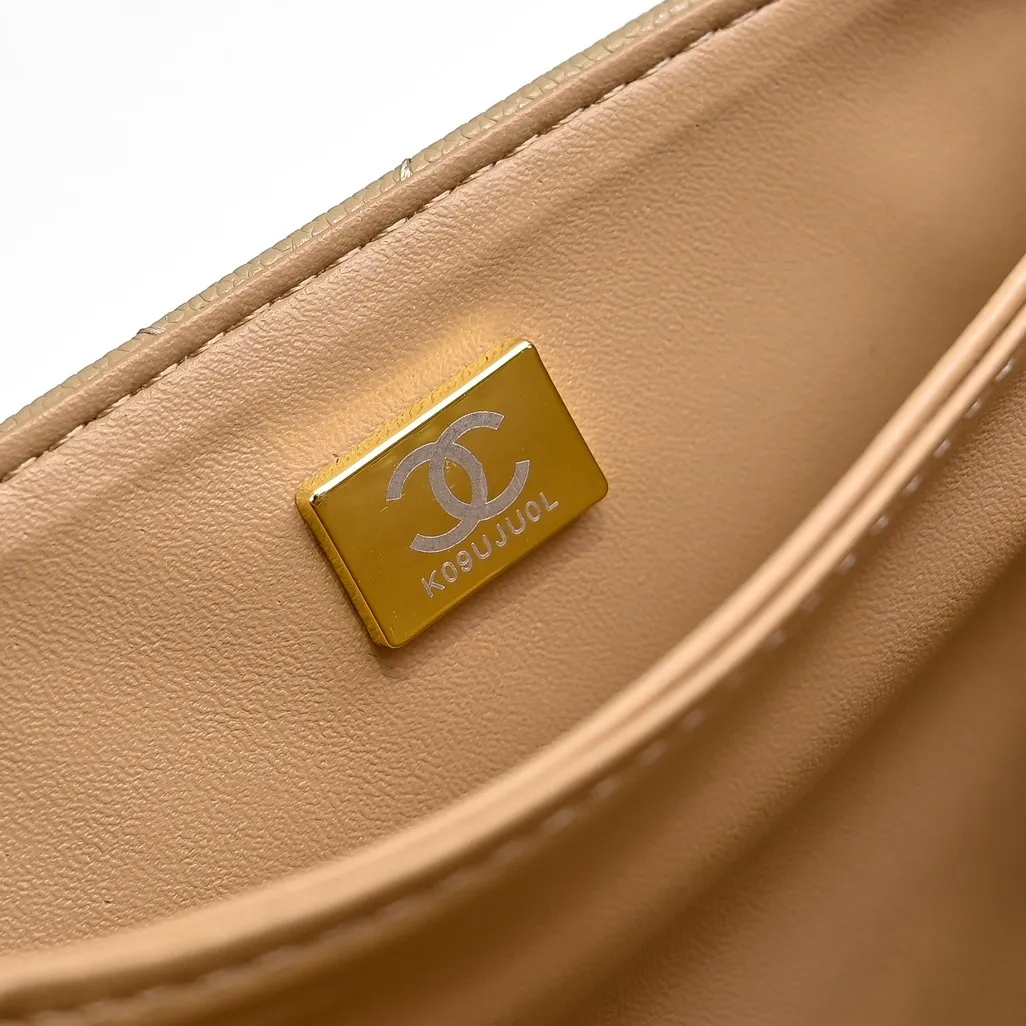 💰430￥Medium size👑CHANEL24k new autumn and winter large, medium and small, unique texture of caviar cowhide. It can be carried by hand or cross-body. The shoulder strap is detachable. It can perfectly match every look of yours, whether it is for daily outings or important occasions. Its classicness and elegance make you stand out from the crowd. Medium size: 19x14cm, style number: 1212