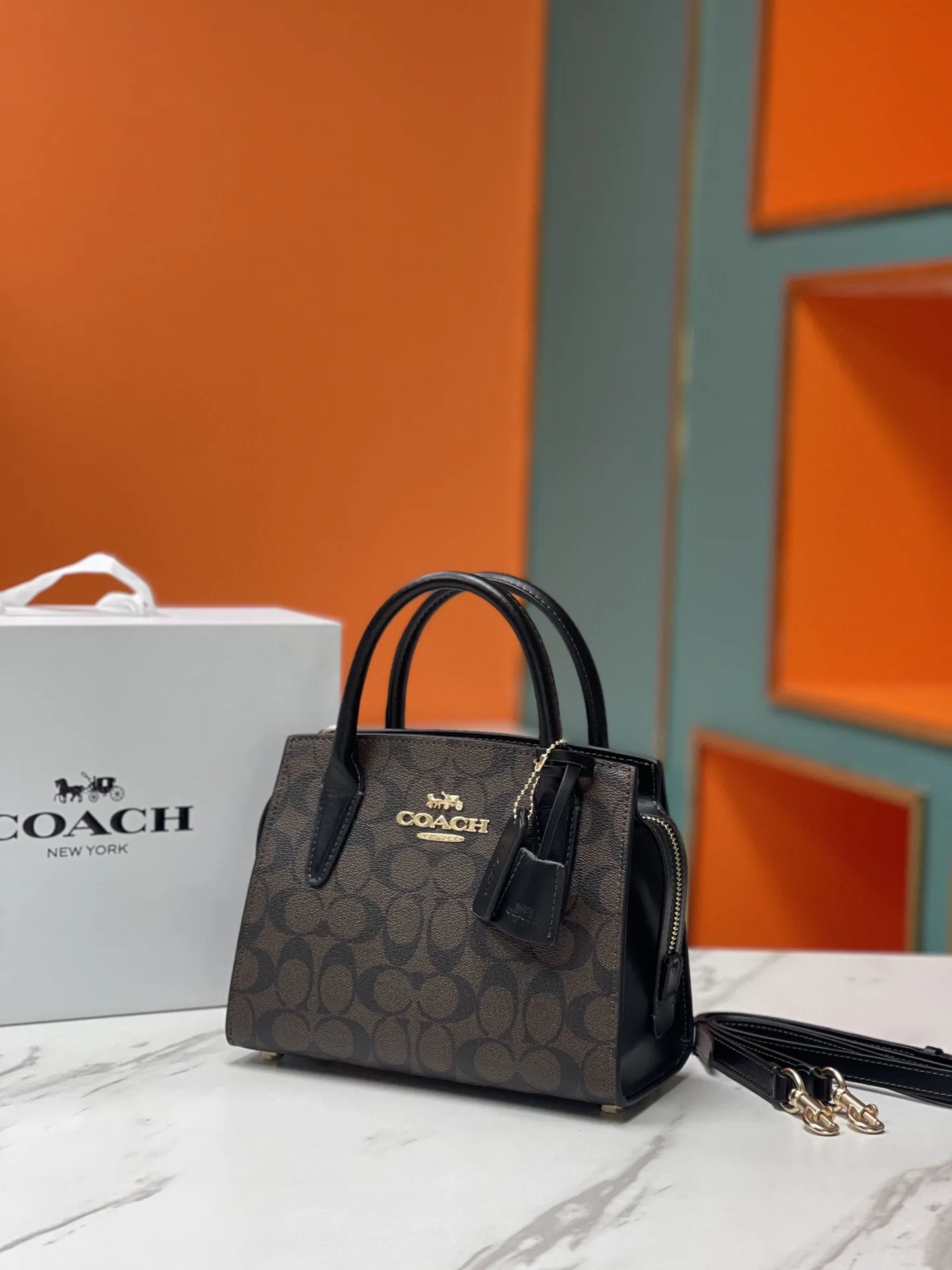 Batch 440💰COACH/Coach new model CP266 January new Andrea Diana bag, versatile bag for autumn and winter. Classic color matching, versatile style, timeless Diana bag, can be easily used and matched as a hand-held crossbody. The zipper design protects items from falling out. It is not too large but has a pleasant capacity, which is sufficient and easy to carry. Size 22X16.5X11.5