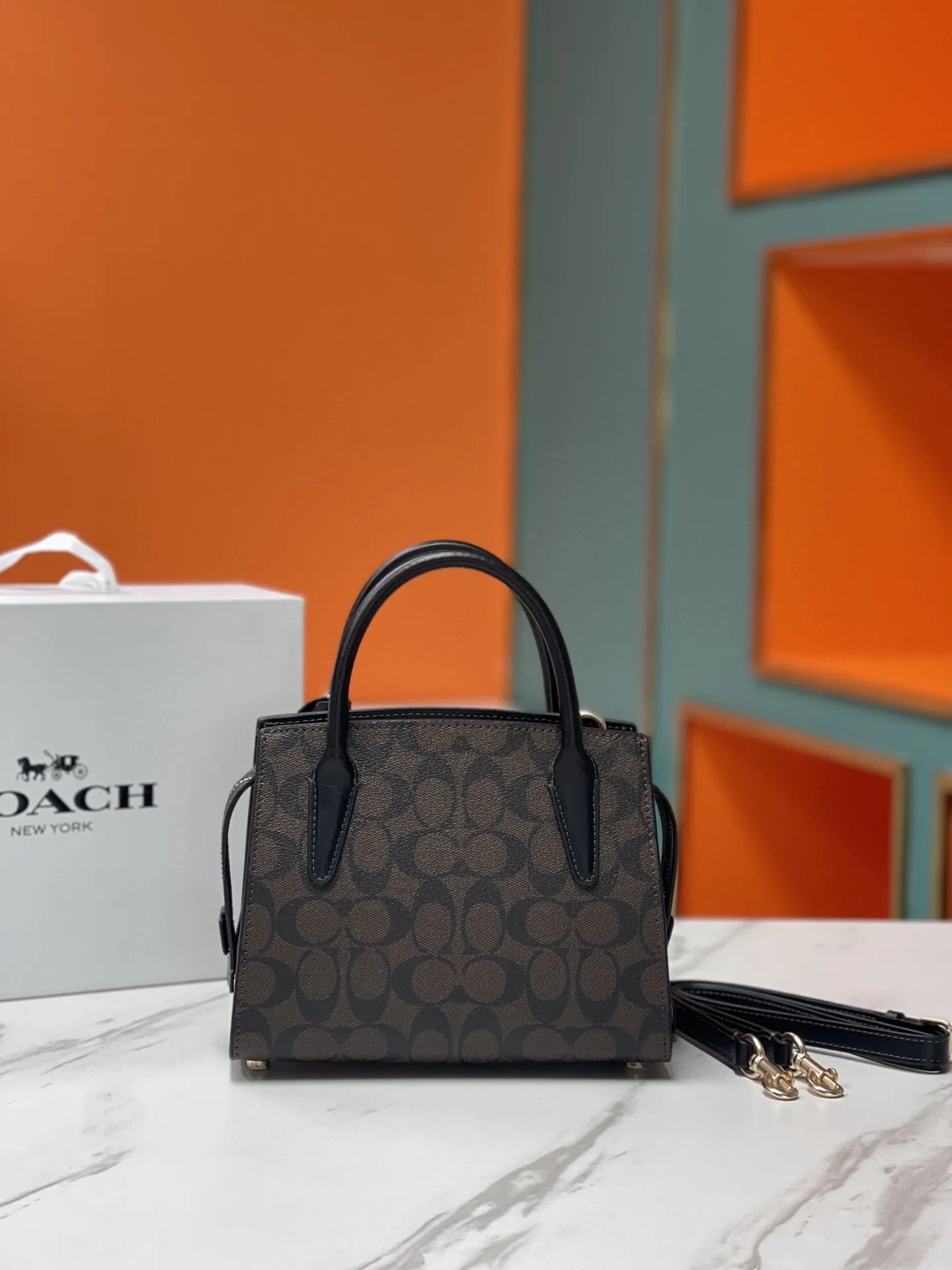 Batch 440💰COACH/Coach new model CP266 January new Andrea Diana bag, versatile bag for autumn and winter. Classic color matching, versatile style, timeless Diana bag, can be easily used and matched as a hand-held crossbody. The zipper design protects items from falling out. It is not too large but has a pleasant capacity, which is sufficient and easy to carry. Size 22X16.5X11.5