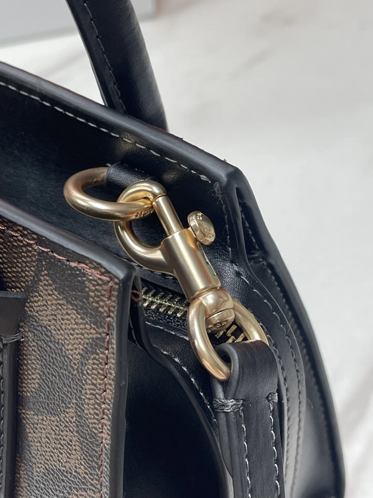 Batch 440💰COACH/Coach new model CP266 January new Andrea Diana bag, versatile bag for autumn and winter. Classic color matching, versatile style, timeless Diana bag, can be easily used and matched as a hand-held crossbody. The zipper design protects items from falling out. It is not too large but has a pleasant capacity, which is sufficient and easy to carry. Size 22X16.5X11.5