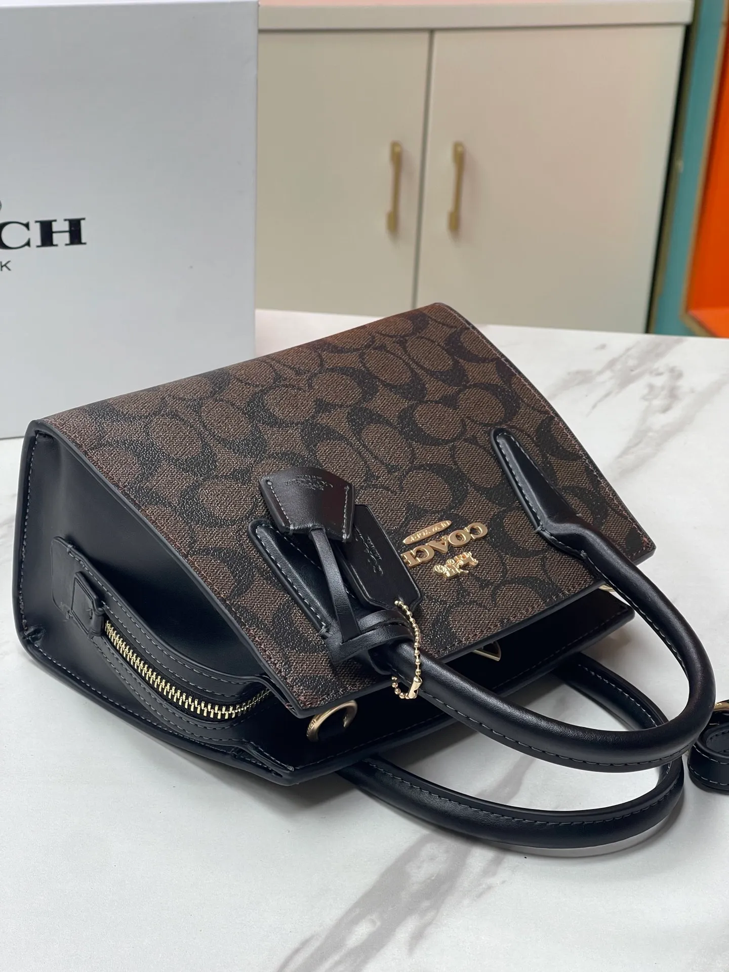Batch 440💰COACH/Coach new model CP266 January new Andrea Diana bag, versatile bag for autumn and winter. Classic color matching, versatile style, timeless Diana bag, can be easily used and matched as a hand-held crossbody. The zipper design protects items from falling out. It is not too large but has a pleasant capacity, which is sufficient and easy to carry. Size 22X16.5X11.5