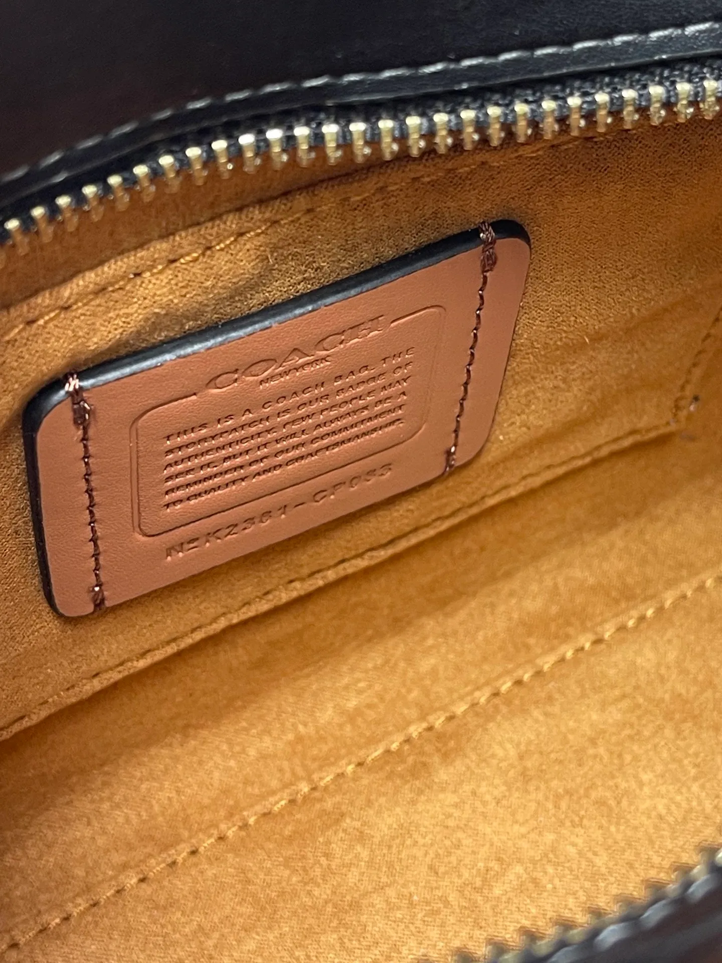 Batch 440💰COACH/Coach new model CP266 January new Andrea Diana bag, versatile bag for autumn and winter. Classic color matching, versatile style, timeless Diana bag, can be easily used and matched as a hand-held crossbody. The zipper design protects items from falling out. It is not too large but has a pleasant capacity, which is sufficient and easy to carry. Size 22X16.5X11.5