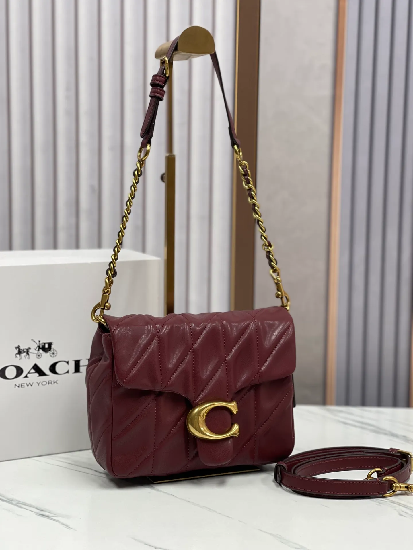 P480💰Coach’s new Square Tabby20 is retro and high-end, with a sheepskin texture. Square shoulder crossbody chain women's bag CW629, size 21×16×7. white black emerald new burgundy