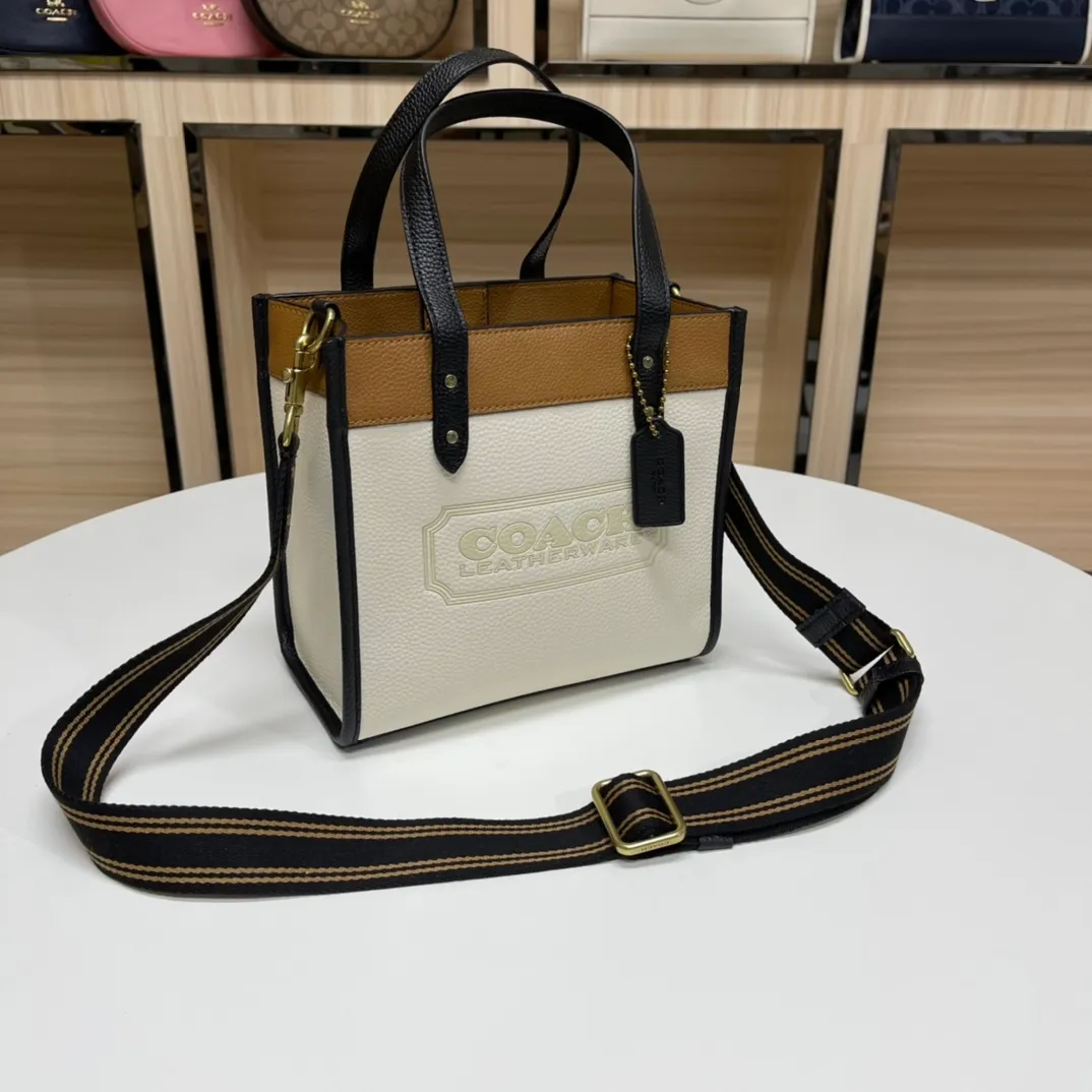 Top original order, batch 400💰 Coach/Coach new model number: C3461 Field Tote 22 cream white, caramel and black goose warm stone cowhide, super beautiful color, simple yet high-end, square and cute, hand-carried, shoulder, cross-body, versatile and practical, super popular ~a favorite of petite girls~ Size: 22*21*12 cm.