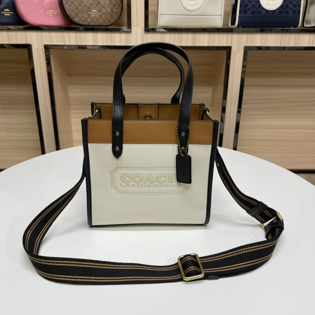 Top original order, batch 400💰 Coach/Coach new model number: C3461 Field Tote 22 cream white, caramel and black goose warm stone cowhide, super beautiful color, simple yet high-end, square and cute, hand-carried, shoulder, cross-body, versatile and practical, super popular ~a favorite of petite girls~ Size: 22*21*12 cm.