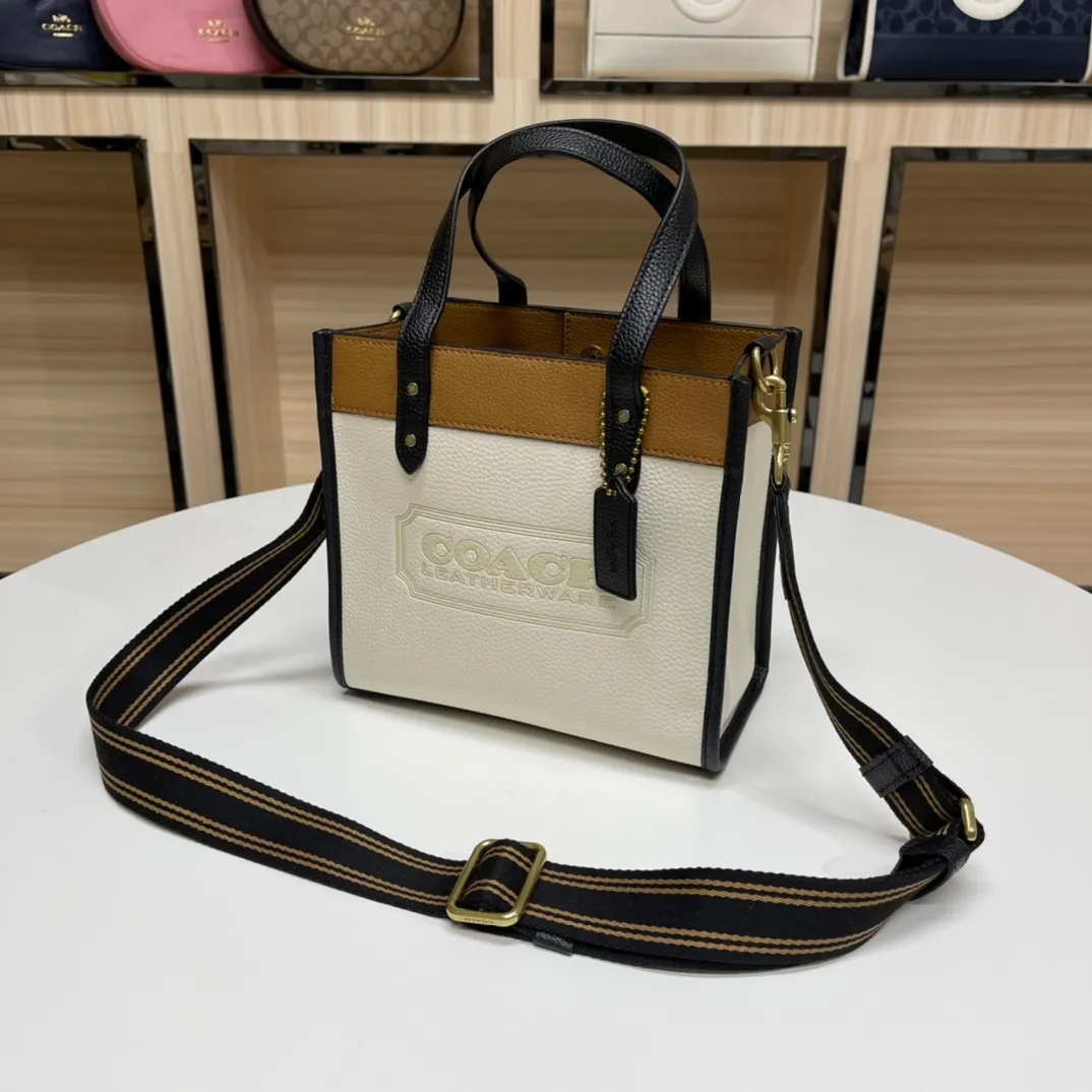 Top original order, batch 400💰 Coach/Coach new model number: C3461 Field Tote 22 cream white, caramel and black goose warm stone cowhide, super beautiful color, simple yet high-end, square and cute, hand-carried, shoulder, cross-body, versatile and practical, super popular ~a favorite of petite girls~ Size: 22*21*12 cm.