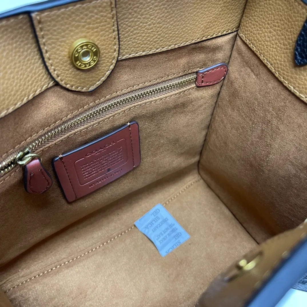 Top original order, batch 400💰 Coach/Coach new model number: C3461 Field Tote 22 cream white, caramel and black goose warm stone cowhide, super beautiful color, simple yet high-end, square and cute, hand-carried, shoulder, cross-body, versatile and practical, super popular ~a favorite of petite girls~ Size: 22*21*12 cm.