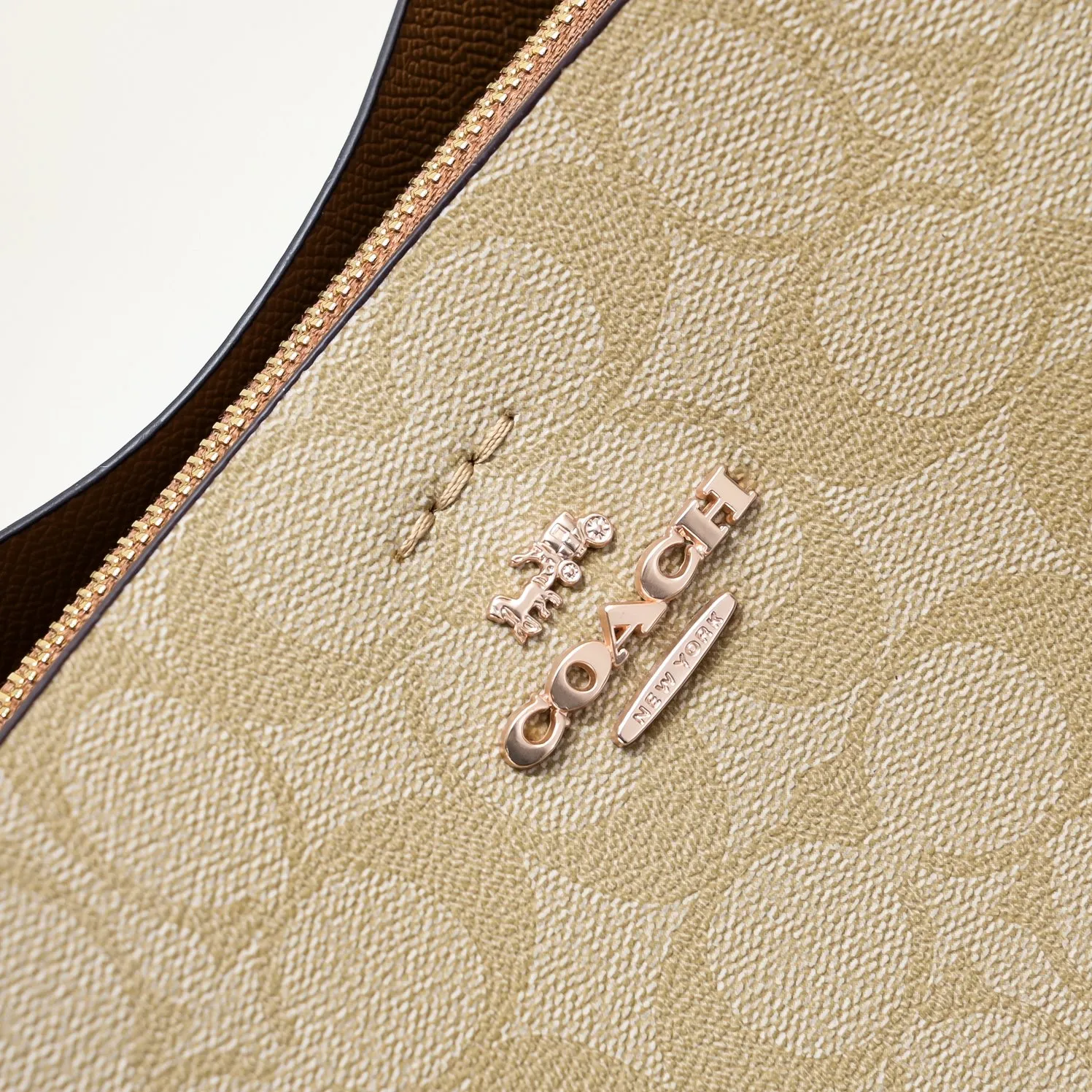 CA582, Coach's latest Mollie series bucket bag, small size, made of old PVC material and cowhide material. It is equipped with two detachable shoulder straps, long and short, which can be carried by hand or cross-body. There is a zipper compartment in the middle of the bag, which has good accommodation. The flat body of the bag is more comfortable on the upper body. Size:22*20*10cm
