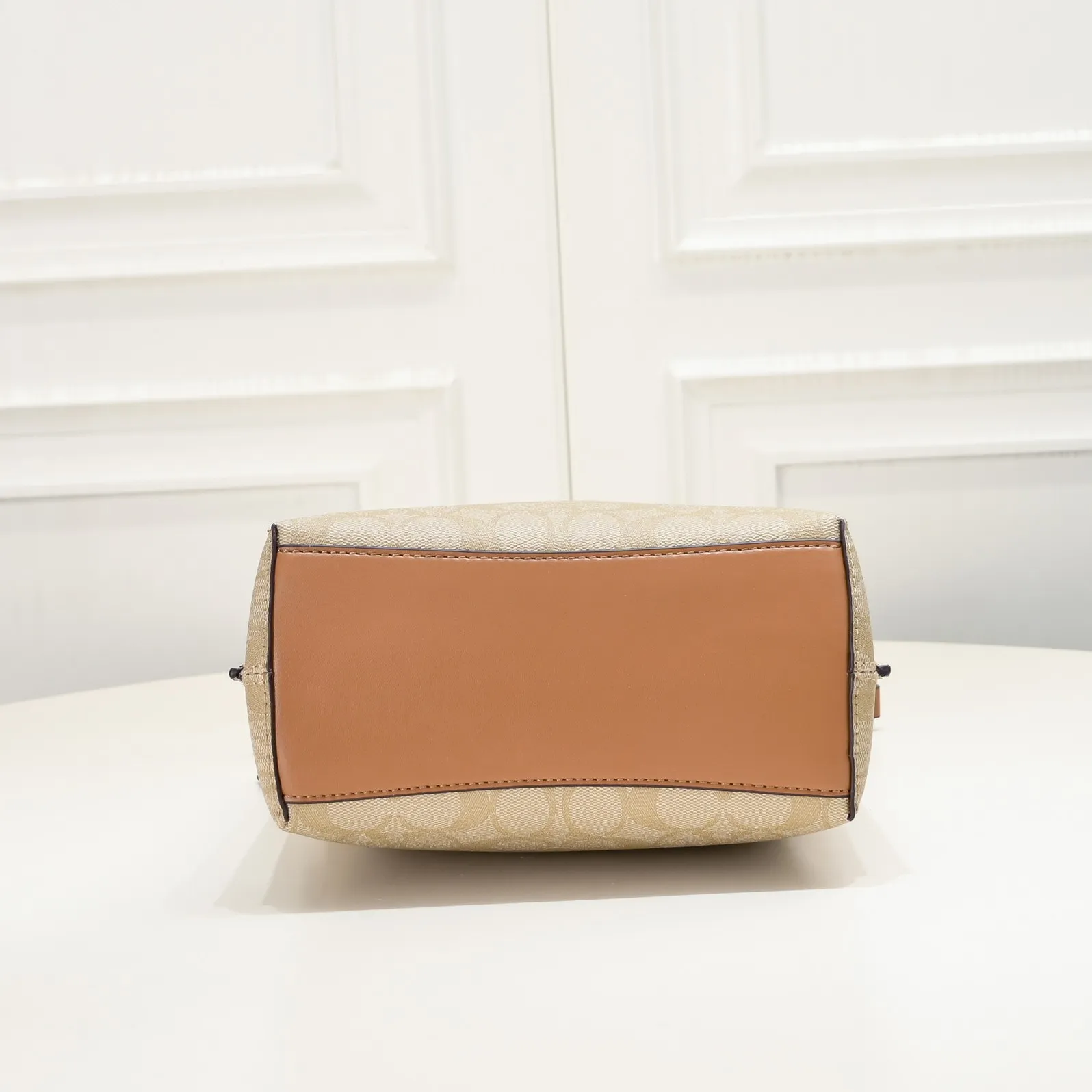 CA582, Coach's latest Mollie series bucket bag, small size, made of old PVC material and cowhide material. It is equipped with two detachable shoulder straps, long and short, which can be carried by hand or cross-body. There is a zipper compartment in the middle of the bag, which has good accommodation. The flat body of the bag is more comfortable on the upper body. Size:22*20*10cm