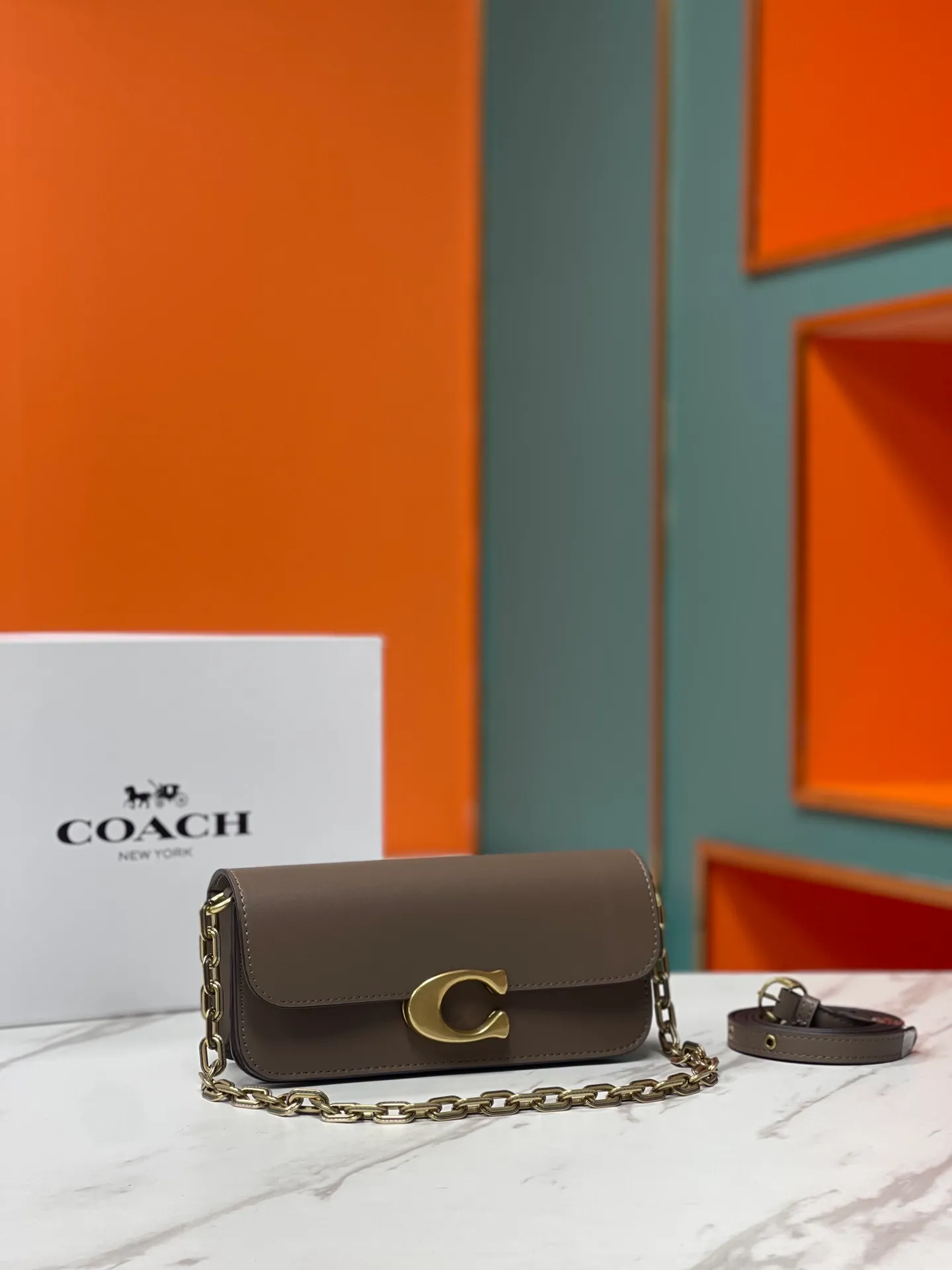 Top original order p500💰💃Coach’s latest crossbody bag💐The shoulder strap design has a full score of 100 and the leather detachable shoulder strap is also equipped with a retro old chain + leather shoulder strap. The big brand logoC is particularly obvious on the accordion-style sides. The inner material is Napa sheepskin. The texture is very good! #coachNew #Chain Bag Model CP362. Size 24X10X7
